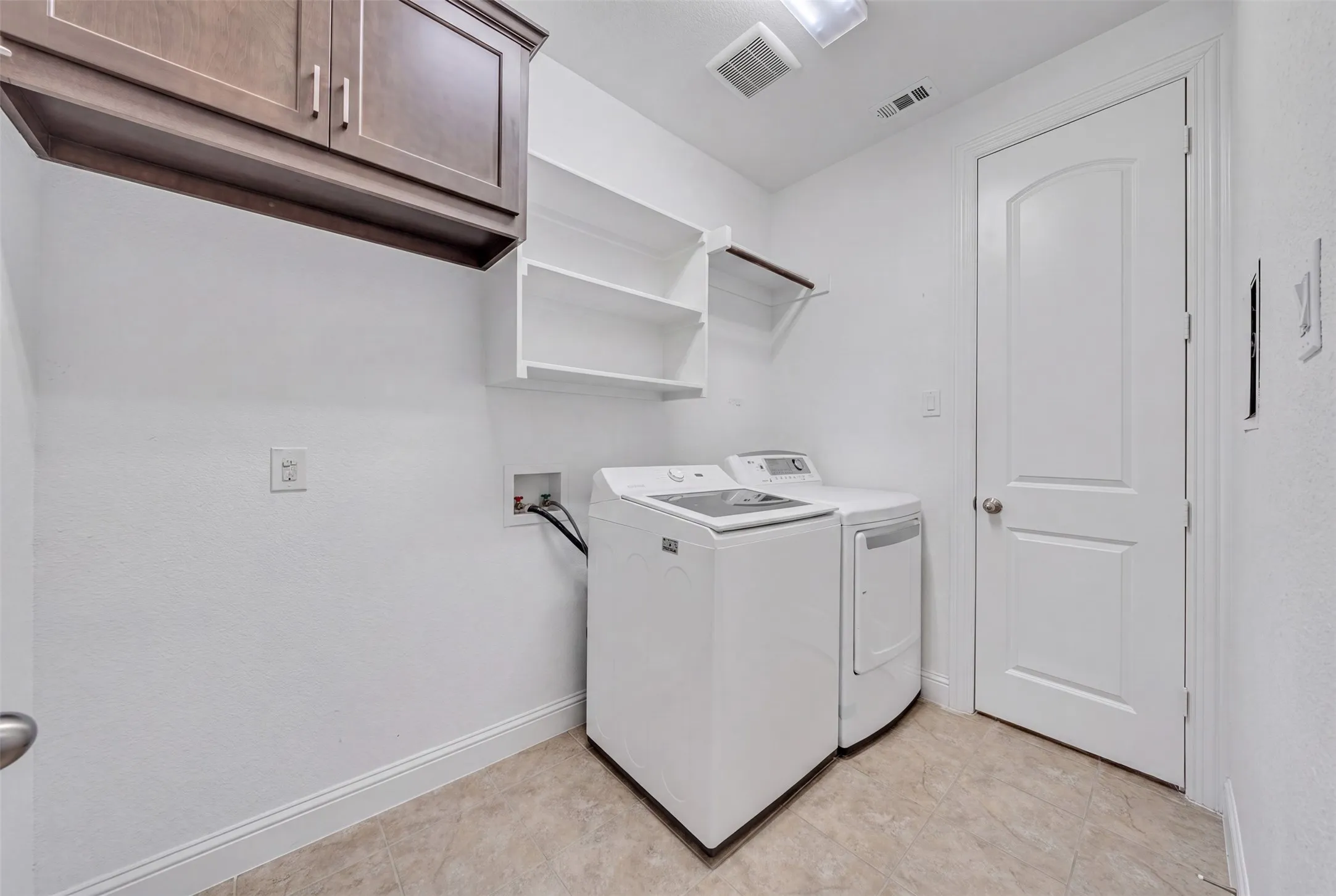 Single Family Residence For Sale in Johnson County , 2103 Horizon Drive, Mansfield, Texas 76063, 5 Bedroom, 4 Bathroom, 3 Garage spaces, 3,704 Sqft, built in 2023, mls#21331807, Real Estate Agent in Mansfield, Homes For Sale in Johnson county, Homes For Sale in Mansfield, Realtor in Mansfield Texas, Real Estate Brokerage Independent Realty Texas, Luminita Cordes Realtor