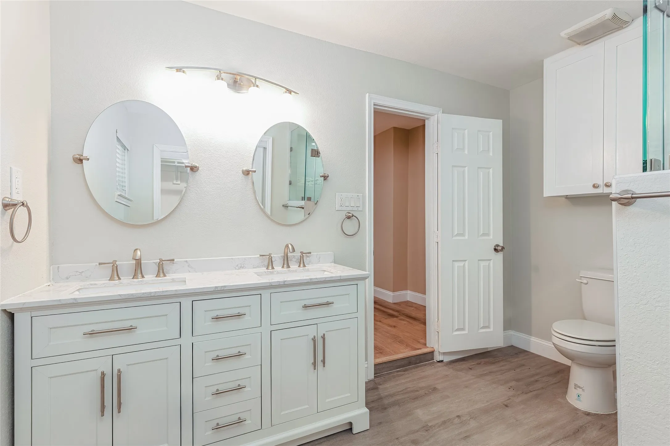 Dual vanity with undermount sinks and individual circular mirrors