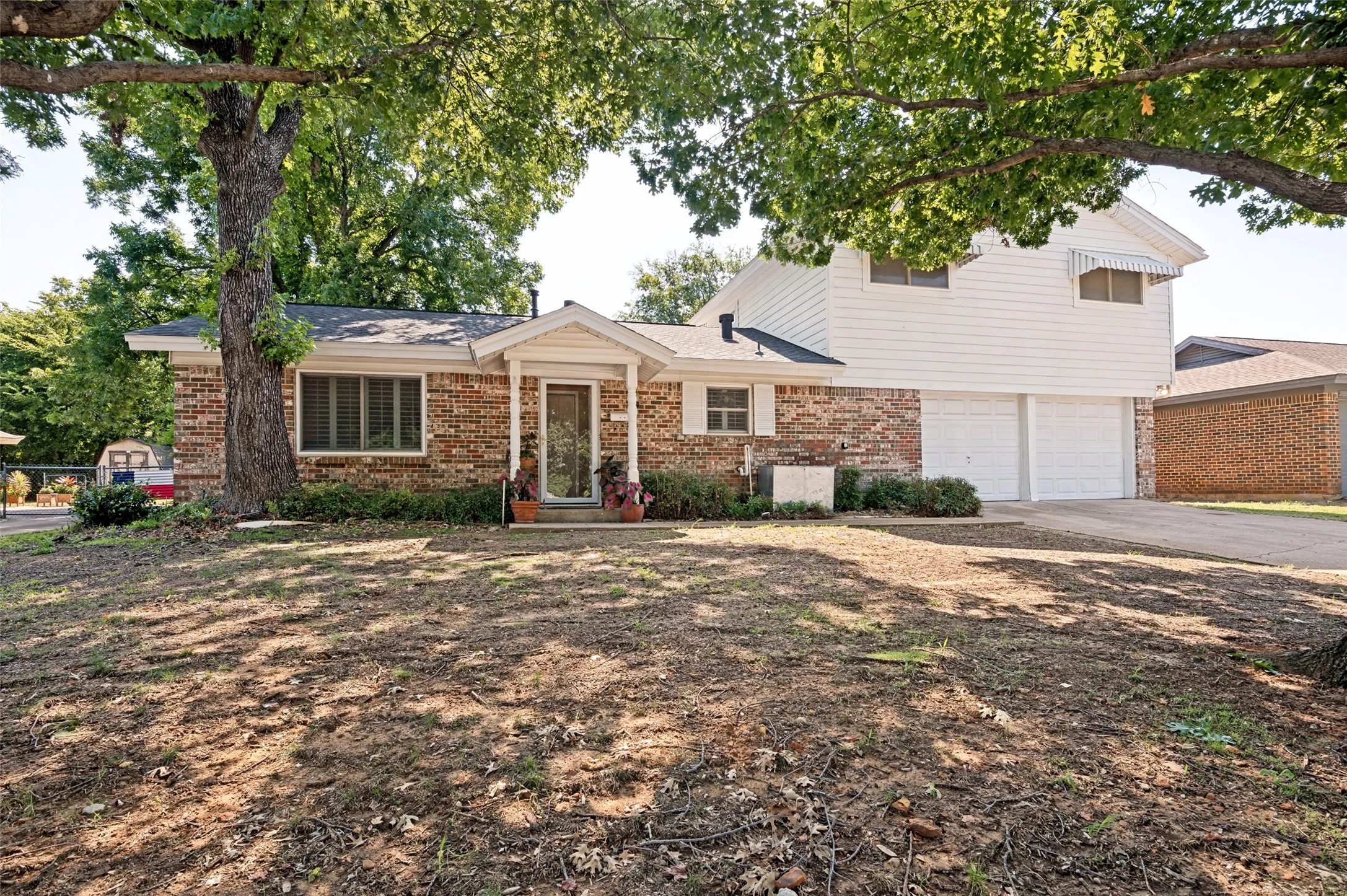 Single Family Residence For Sale in Tarrant County , 511 Simmons Drive, Euless, Texas 76040, 4 Bedroom, 2 Bathroom, 2 Garage spaces, 1,440 Sqft, built in 1962, mls#21340591, Real Estate Agent in Euless, Homes For Sale in Tarrant county, Homes For Sale in Euless, Realtor in Euless Texas, Real Estate Brokerage Independent Realty Texas, Luminita Cordes Realtor