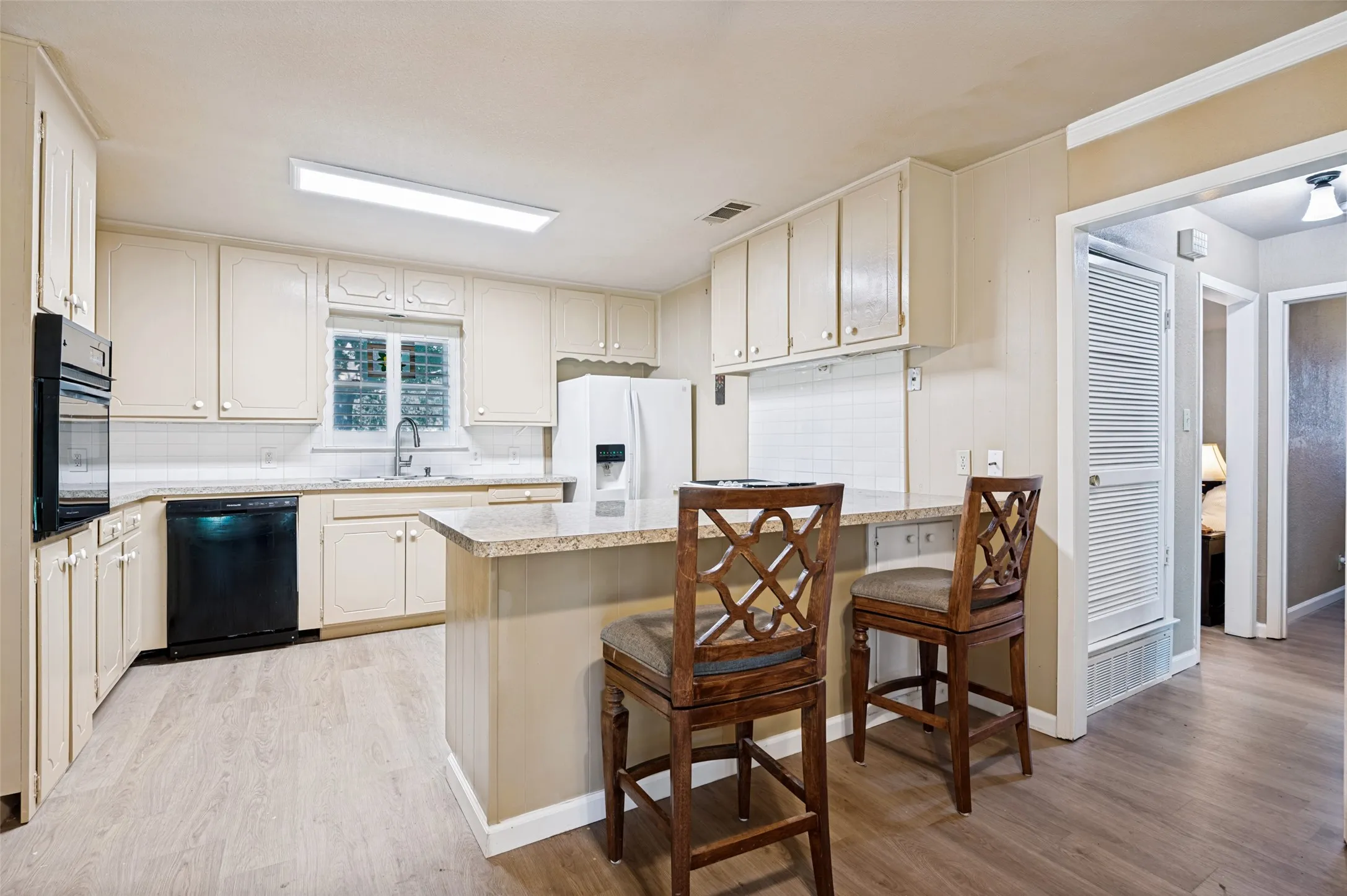 Single Family Residence For Sale in Tarrant County , 511 Simmons Drive, Euless, Texas 76040, 4 Bedroom, 2 Bathroom, 2 Garage spaces, 1,440 Sqft, built in 1962, mls#21340591, Real Estate Agent in Euless, Homes For Sale in Tarrant county, Homes For Sale in Euless, Realtor in Euless Texas, Real Estate Brokerage Independent Realty Texas, Luminita Cordes Realtor
