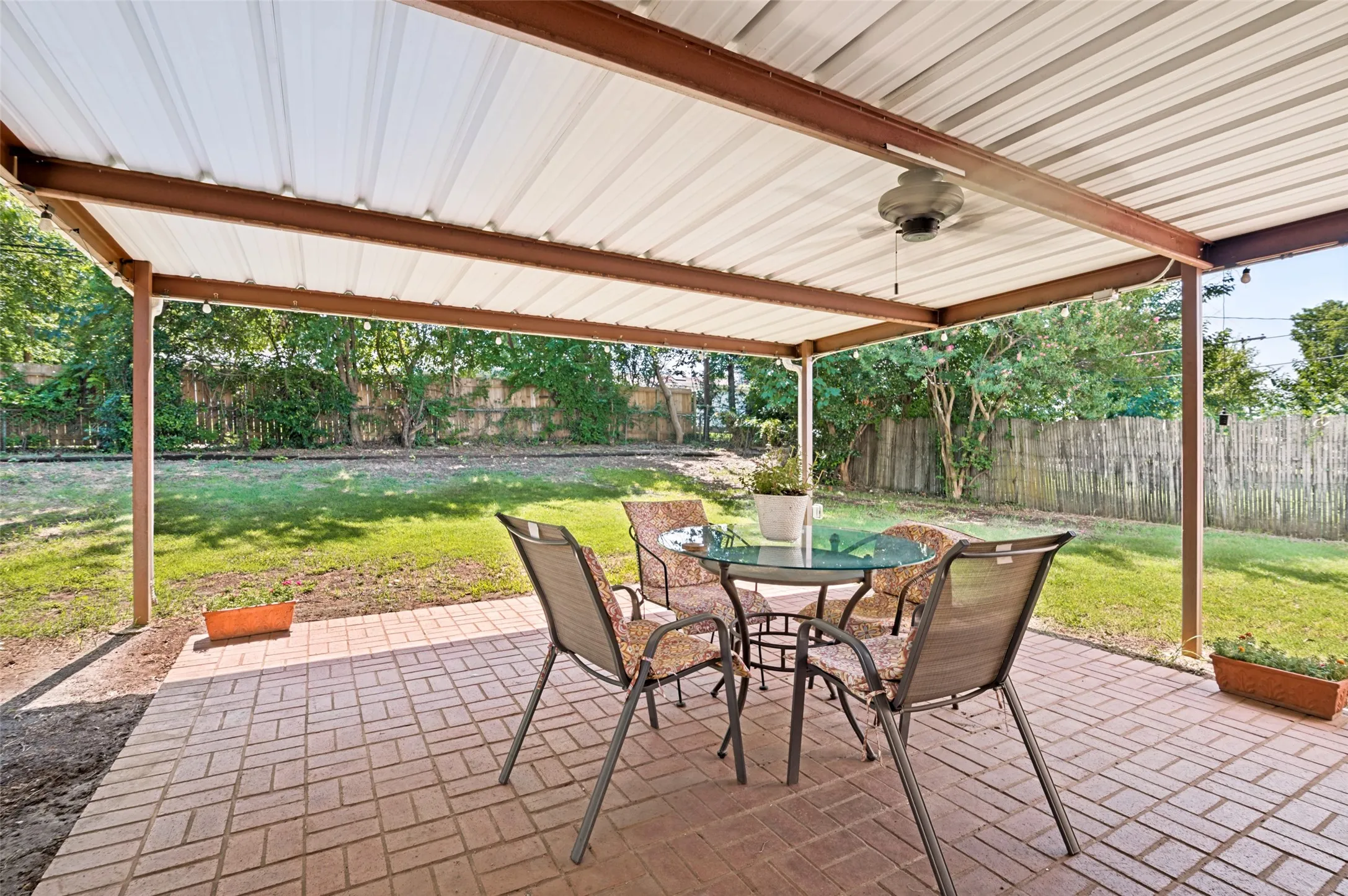 Single Family Residence For Sale in Tarrant County , 511 Simmons Drive, Euless, Texas 76040, 4 Bedroom, 2 Bathroom, 2 Garage spaces, 1,440 Sqft, built in 1962, mls#21340591, Real Estate Agent in Euless, Homes For Sale in Tarrant county, Homes For Sale in Euless, Realtor in Euless Texas, Real Estate Brokerage Independent Realty Texas, Luminita Cordes Realtor