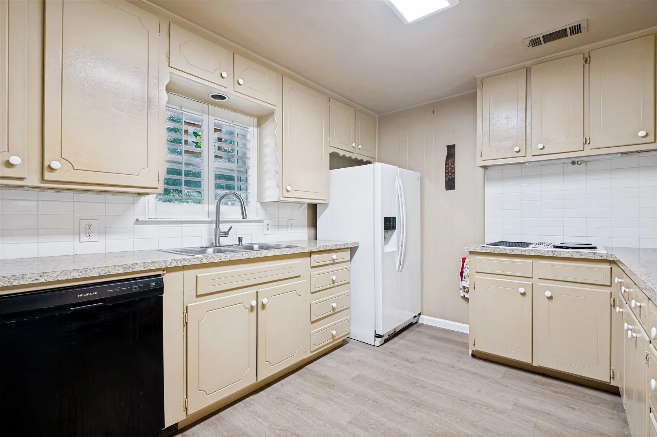 Single Family Residence For Sale in Tarrant County , 511 Simmons Drive, Euless, Texas 76040, 4 Bedroom, 2 Bathroom, 2 Garage spaces, 1,440 Sqft, built in 1962, mls#21340591, Real Estate Agent in Euless, Homes For Sale in Tarrant county, Homes For Sale in Euless, Realtor in Euless Texas, Real Estate Brokerage Independent Realty Texas, Luminita Cordes Realtor