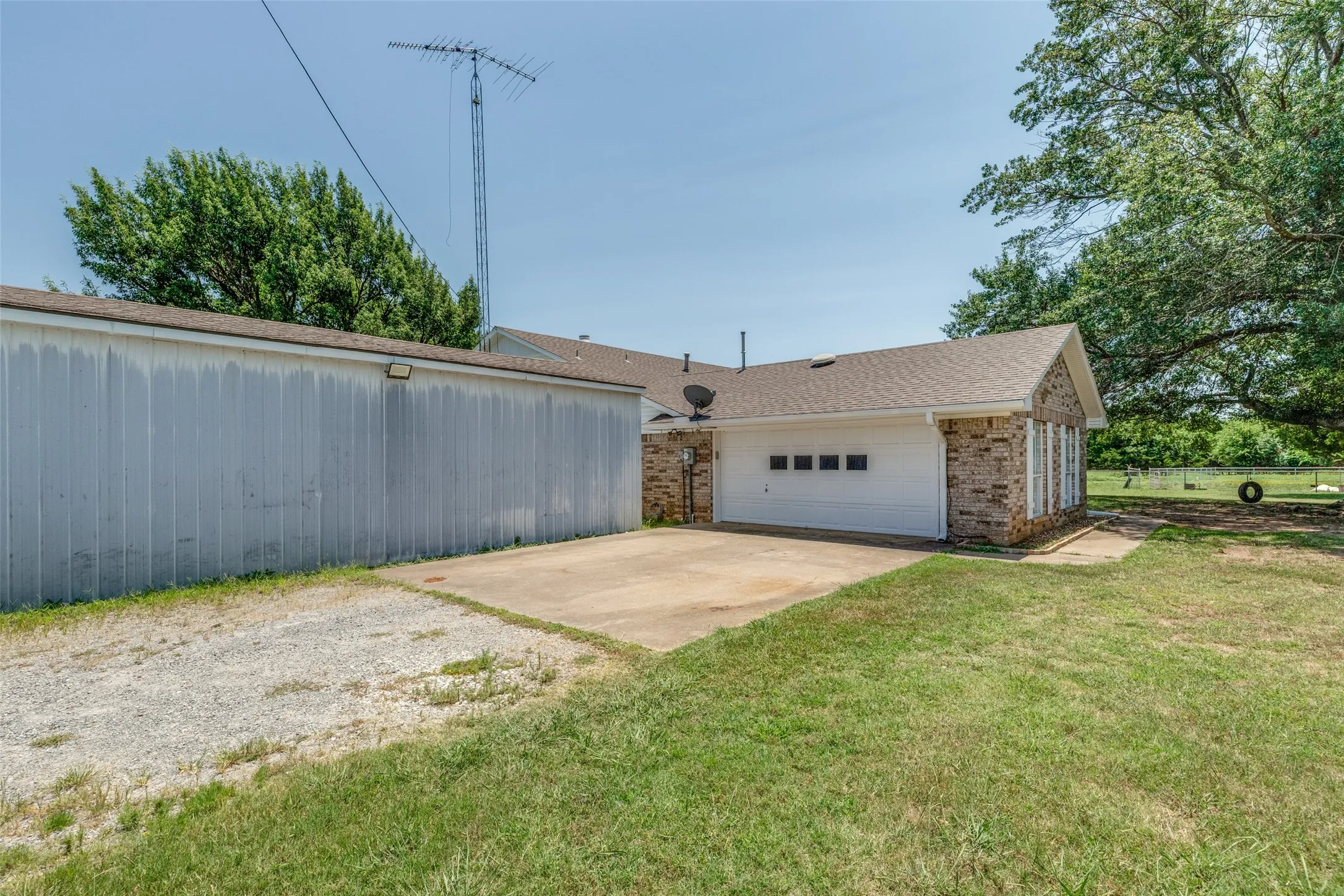 Farm For Sale in Grayson County , 76 Spout Springs Road, Pottsboro, Texas 75076, 3 Bedrooms, 2 Bathrooms, 2 Garage spaces, 2,064 Sqft, built in 1990, Price $1,750,000, mls#21327940, Real Estate Agent in Pottsboro, Homes For Sale in Grayson county, Homes For Sale in Pottsboro, Realtor in Pottsboro Texas, Real Estate Brokerage Independent Realty Texas, Luminita Cordes Realtor