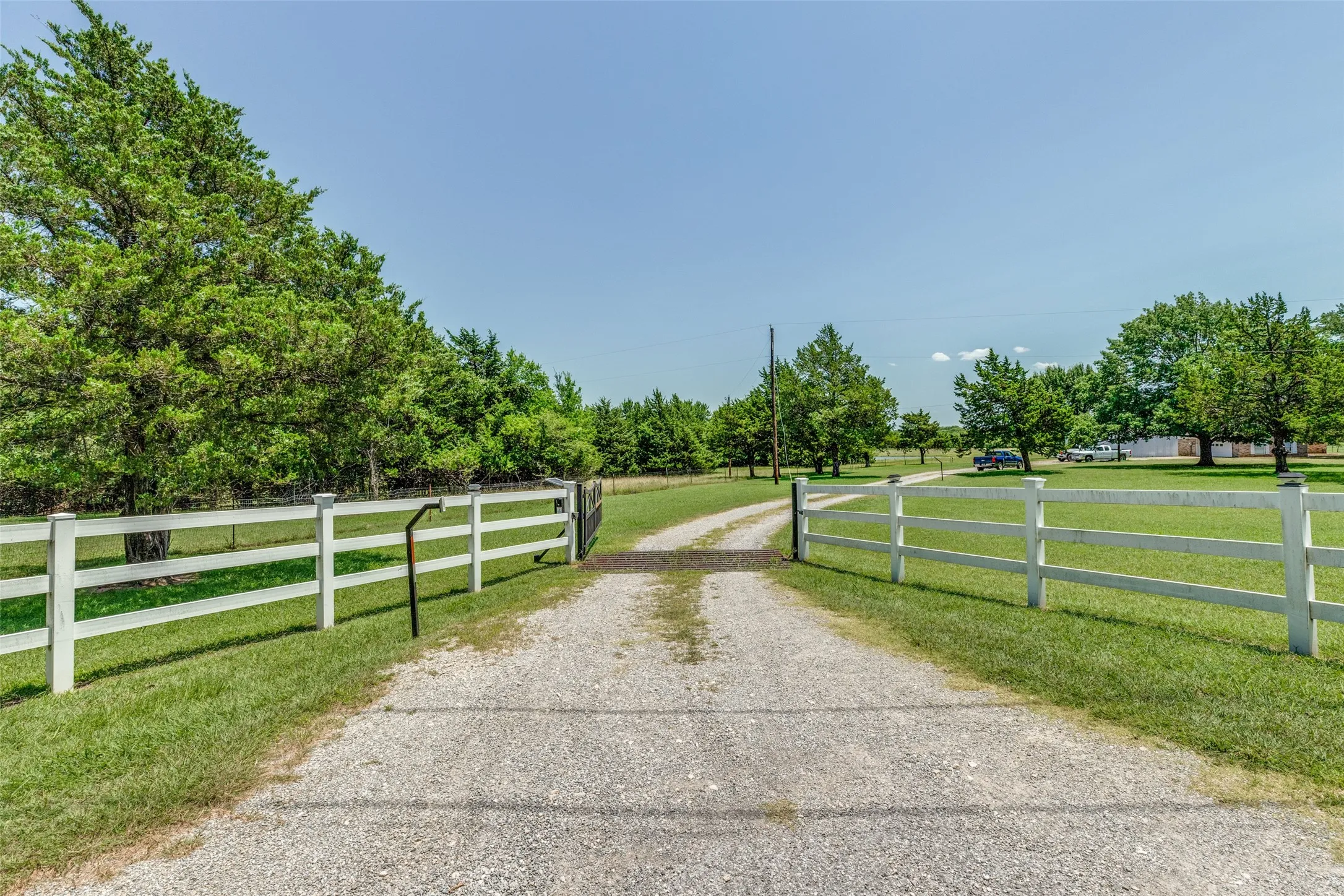 Farm For Sale in Grayson County , 76 Spout Springs Road, Pottsboro, Texas 75076, 3 Bedrooms, 2 Bathrooms, 2 Garage spaces, 2,064 Sqft, built in 1990, Price $1,750,000, mls#21327940, Real Estate Agent in Pottsboro, Homes For Sale in Grayson county, Homes For Sale in Pottsboro, Realtor in Pottsboro Texas, Real Estate Brokerage Independent Realty Texas, Luminita Cordes Realtor