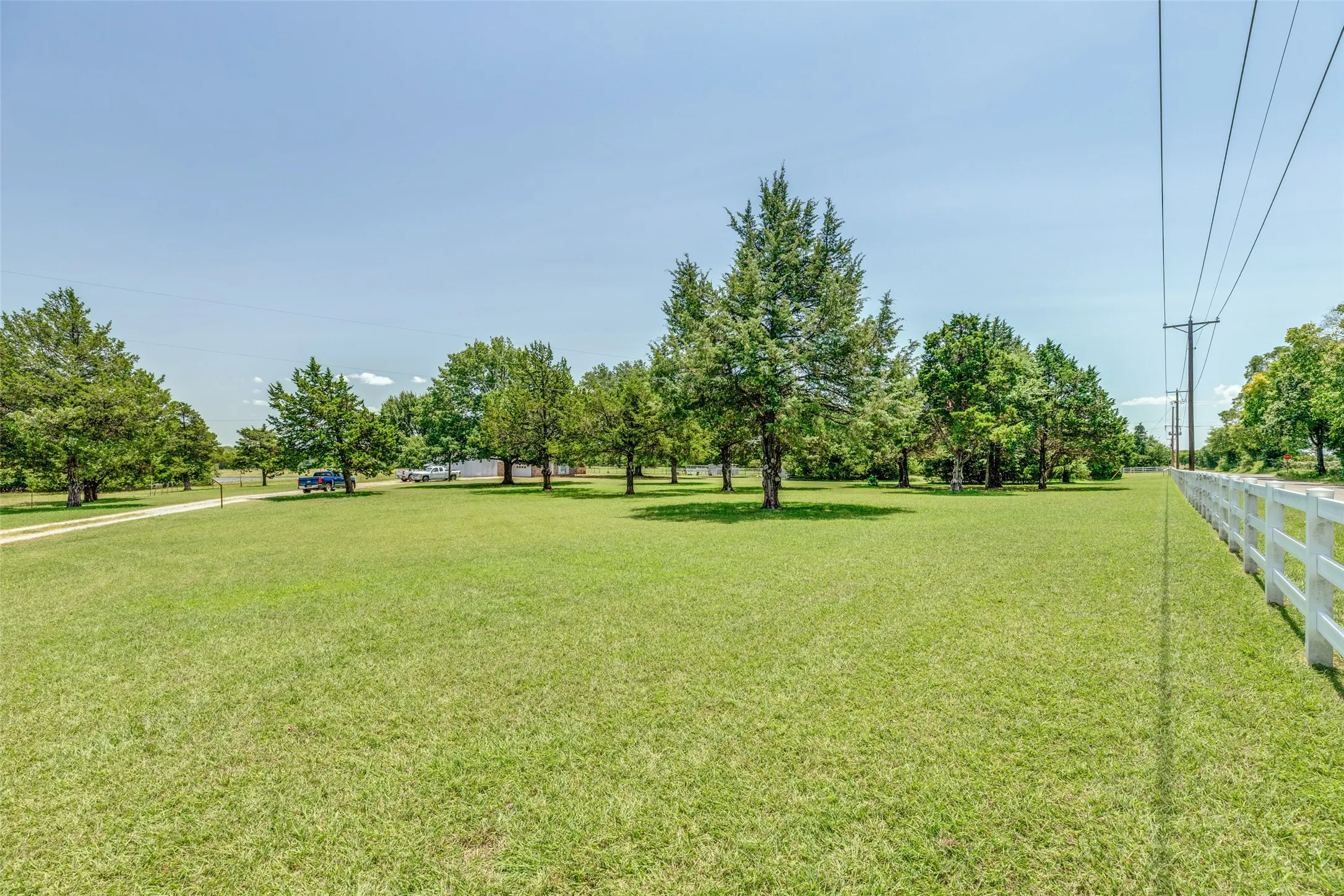 Farm For Sale in Grayson County , 76 Spout Springs Road, Pottsboro, Texas 75076, 3 Bedrooms, 2 Bathrooms, 2 Garage spaces, 2,064 Sqft, built in 1990, Price $1,750,000, mls#21327940, Real Estate Agent in Pottsboro, Homes For Sale in Grayson county, Homes For Sale in Pottsboro, Realtor in Pottsboro Texas, Real Estate Brokerage Independent Realty Texas, Luminita Cordes Realtor