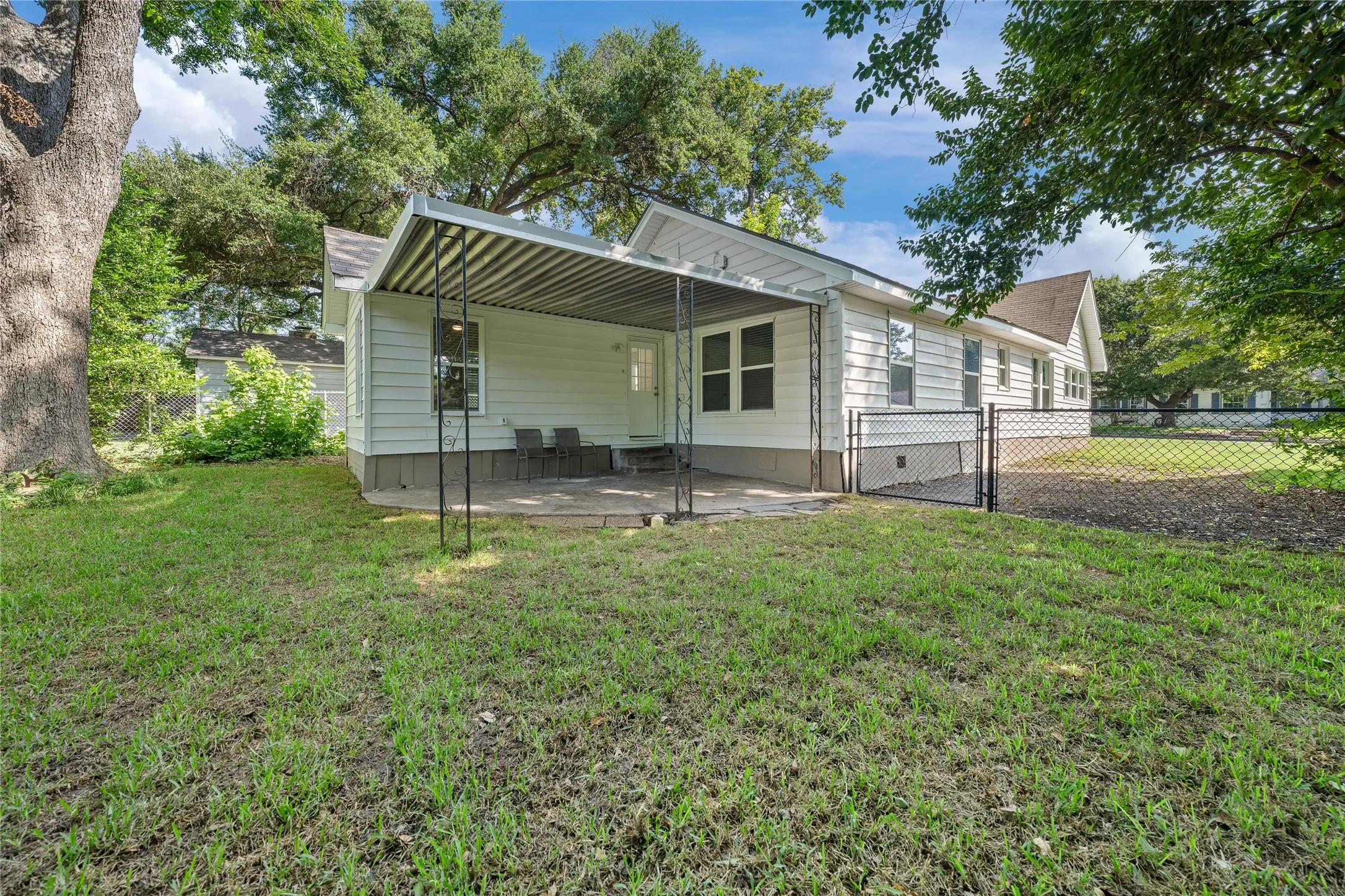 Single Family Residence For Sale in Mc Lennan County , 612 N 35th Street, Waco, Texas 76710, 3 Bedroom, 2 Bathroom, 1 Garage spaces, 1,516 Sqft, built in 1938, mls#21340971, Real Estate Agent in Waco, Homes For Sale in Mc Lennan county, Homes For Sale in Waco, Realtor in Waco Texas, Real Estate Brokerage Independent Realty Texas, Luminita Cordes Realtor