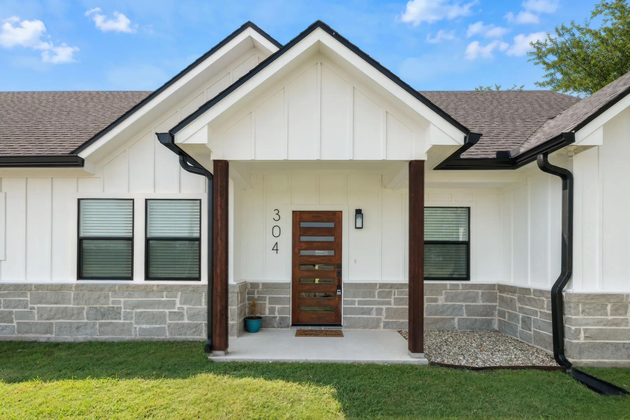 Single Family Residence For Sale in Mc Lennan County , 304 E Adams Street, Riesel, Texas 76682, 3 Bedroom, 3 Bathroom, 2 Garage spaces, 1,668 Sqft, built in 2023, mls#21340671, Real Estate Agent in Riesel, Homes For Sale in Mc Lennan county, Homes For Sale in Riesel, Realtor in Riesel Texas, Real Estate Brokerage Independent Realty Texas, Luminita Cordes Realtor