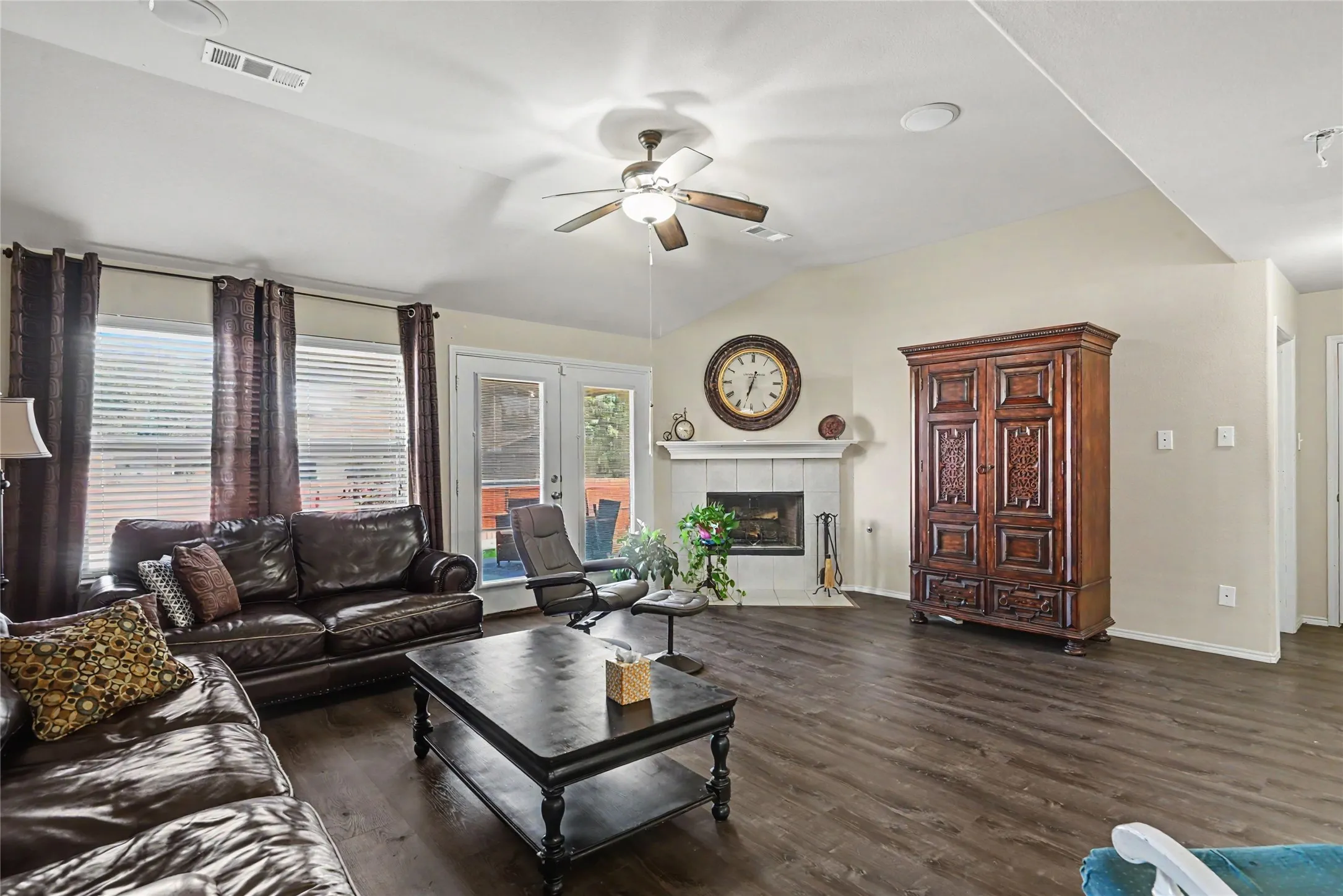 Single Family Residence For Sale in Tarrant County , 1201 Nighthawk Road, Fort Worth, Texas 76108, 4 Bedroom, 3 Bathroom, 2 Garage spaces, 3,116 Sqft, built in 2008, mls#21337596, Real Estate Agent in Fort Worth, Homes For Sale in Tarrant county, Homes For Sale in Fort Worth, Realtor in Fort Worth Texas, Real Estate Brokerage Independent Realty Texas, Luminita Cordes Realtor