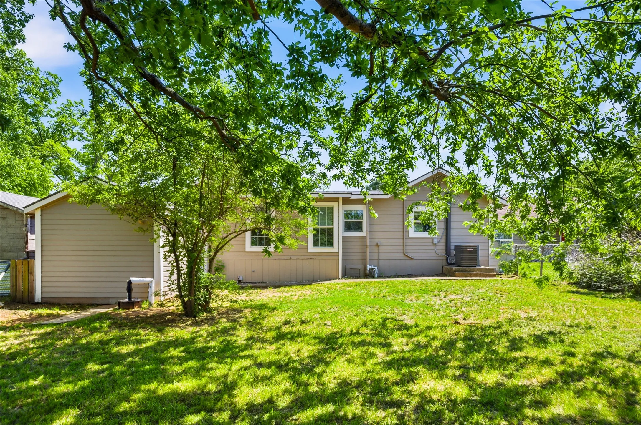 Single Family Residence For Sale in Grayson County , 2121 W Bond Street, Denison, Texas 75020, 4 Bedroom, 2 Bathroom, Garage spaces, 1,368 Sqft, built in 1940, mls#21261461, Real Estate Agent in Denison, Homes For Sale in Grayson county, Homes For Sale in Denison, Realtor in Denison Texas, Real Estate Brokerage Independent Realty Texas, Luminita Cordes Realtor