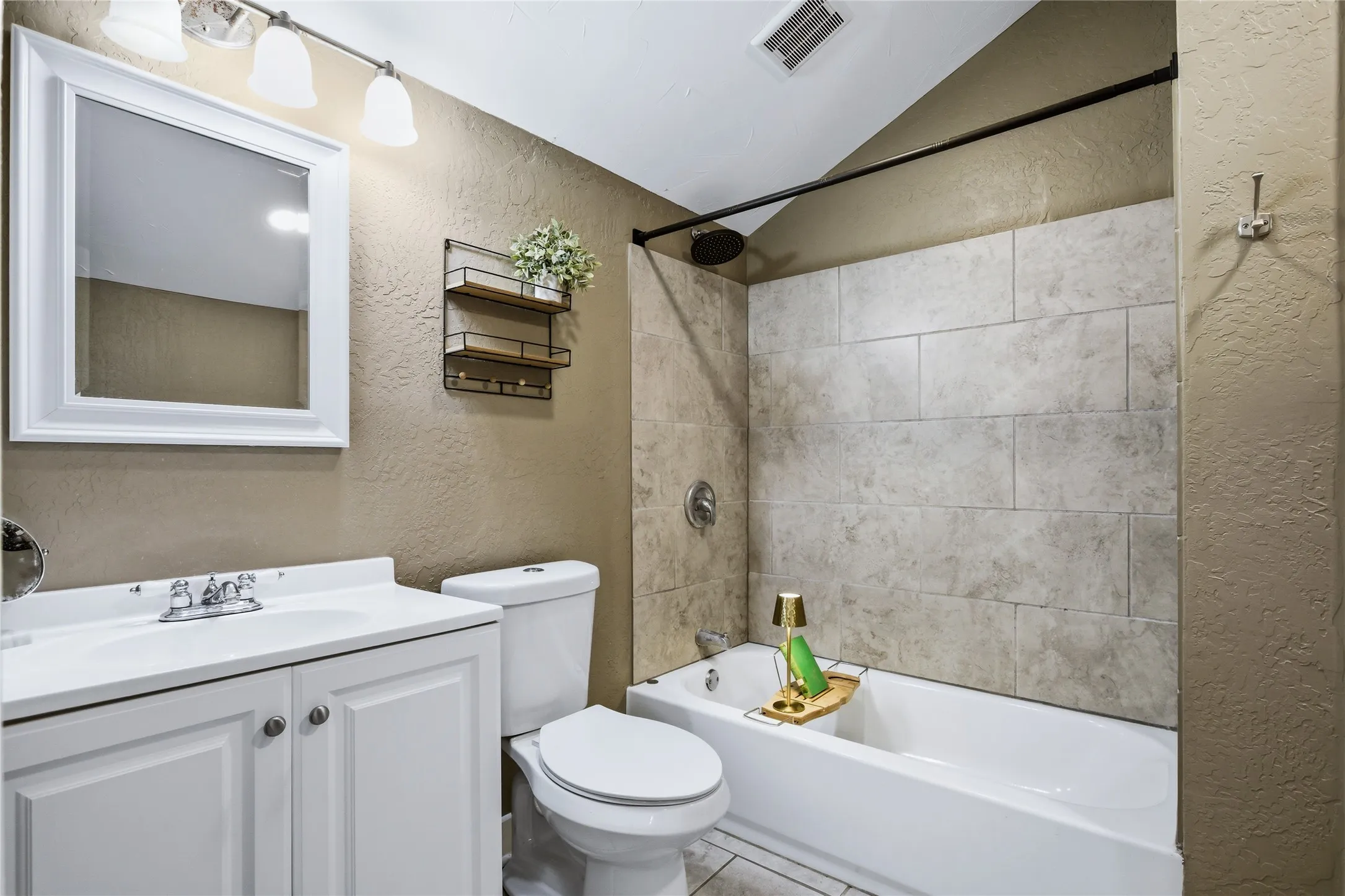 Single Family Residence For Sale in Grayson County , 2121 W Bond Street, Denison, Texas 75020, 4 Bedroom, 2 Bathroom, Garage spaces, 1,368 Sqft, built in 1940, mls#21261461, Real Estate Agent in Denison, Homes For Sale in Grayson county, Homes For Sale in Denison, Realtor in Denison Texas, Real Estate Brokerage Independent Realty Texas, Luminita Cordes Realtor