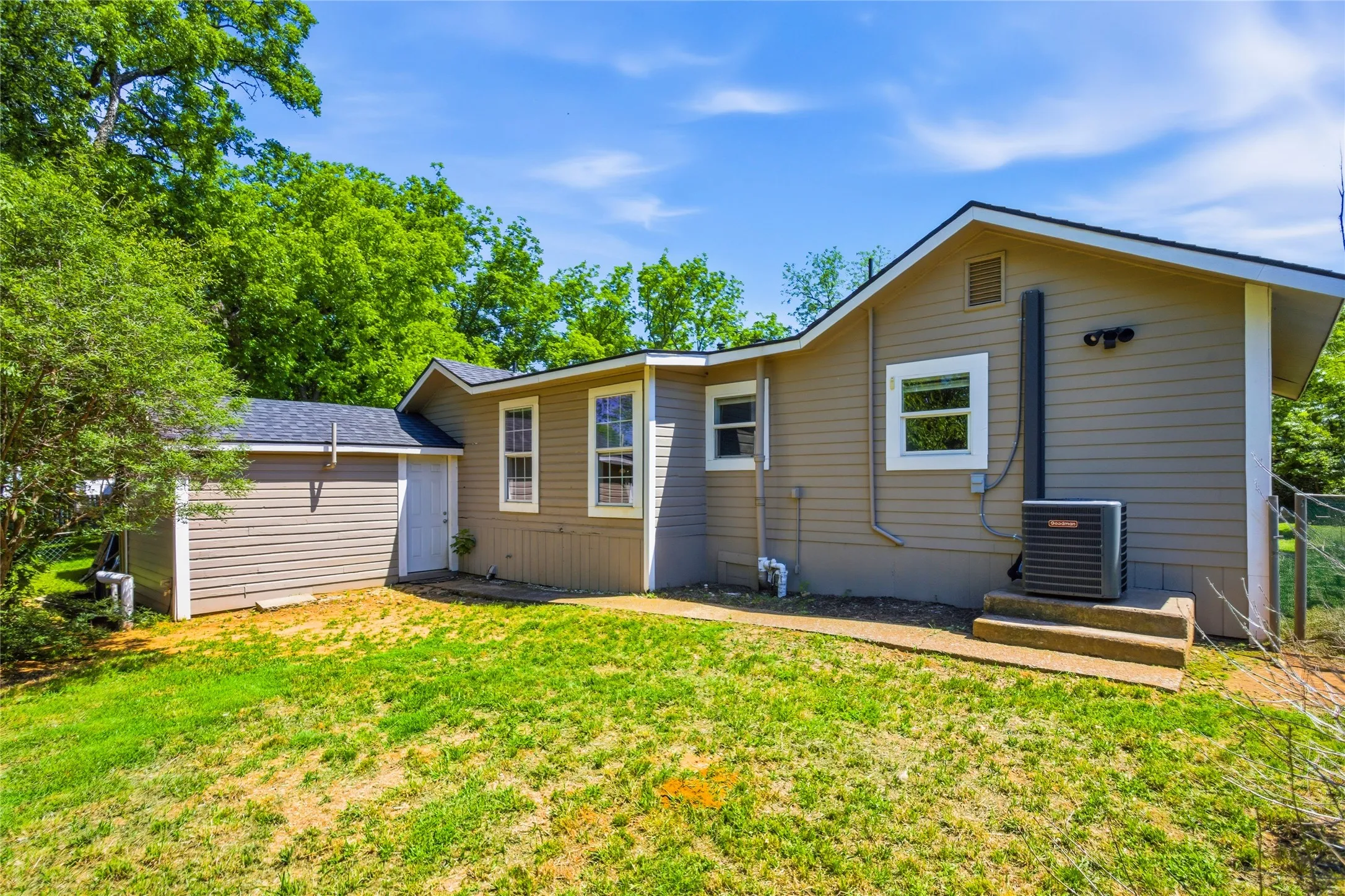 Single Family Residence For Sale in Grayson County , 2121 W Bond Street, Denison, Texas 75020, 4 Bedroom, 2 Bathroom, Garage spaces, 1,368 Sqft, built in 1940, mls#21261461, Real Estate Agent in Denison, Homes For Sale in Grayson county, Homes For Sale in Denison, Realtor in Denison Texas, Real Estate Brokerage Independent Realty Texas, Luminita Cordes Realtor