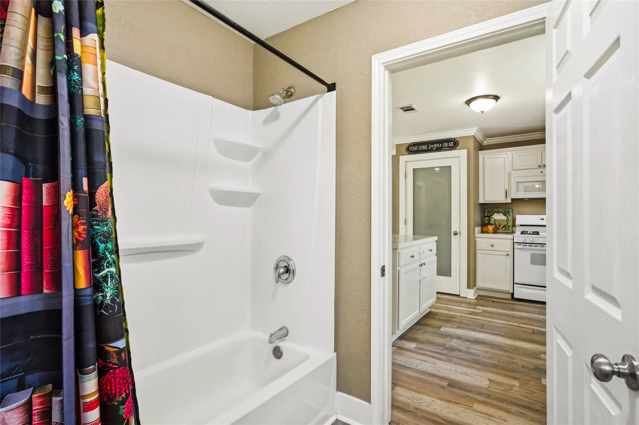 Single Family Residence For Sale in Grayson County , 2121 W Bond Street, Denison, Texas 75020, 4 Bedroom, 2 Bathroom, Garage spaces, 1,368 Sqft, built in 1940, mls#21261461, Real Estate Agent in Denison, Homes For Sale in Grayson county, Homes For Sale in Denison, Realtor in Denison Texas, Real Estate Brokerage Independent Realty Texas, Luminita Cordes Realtor