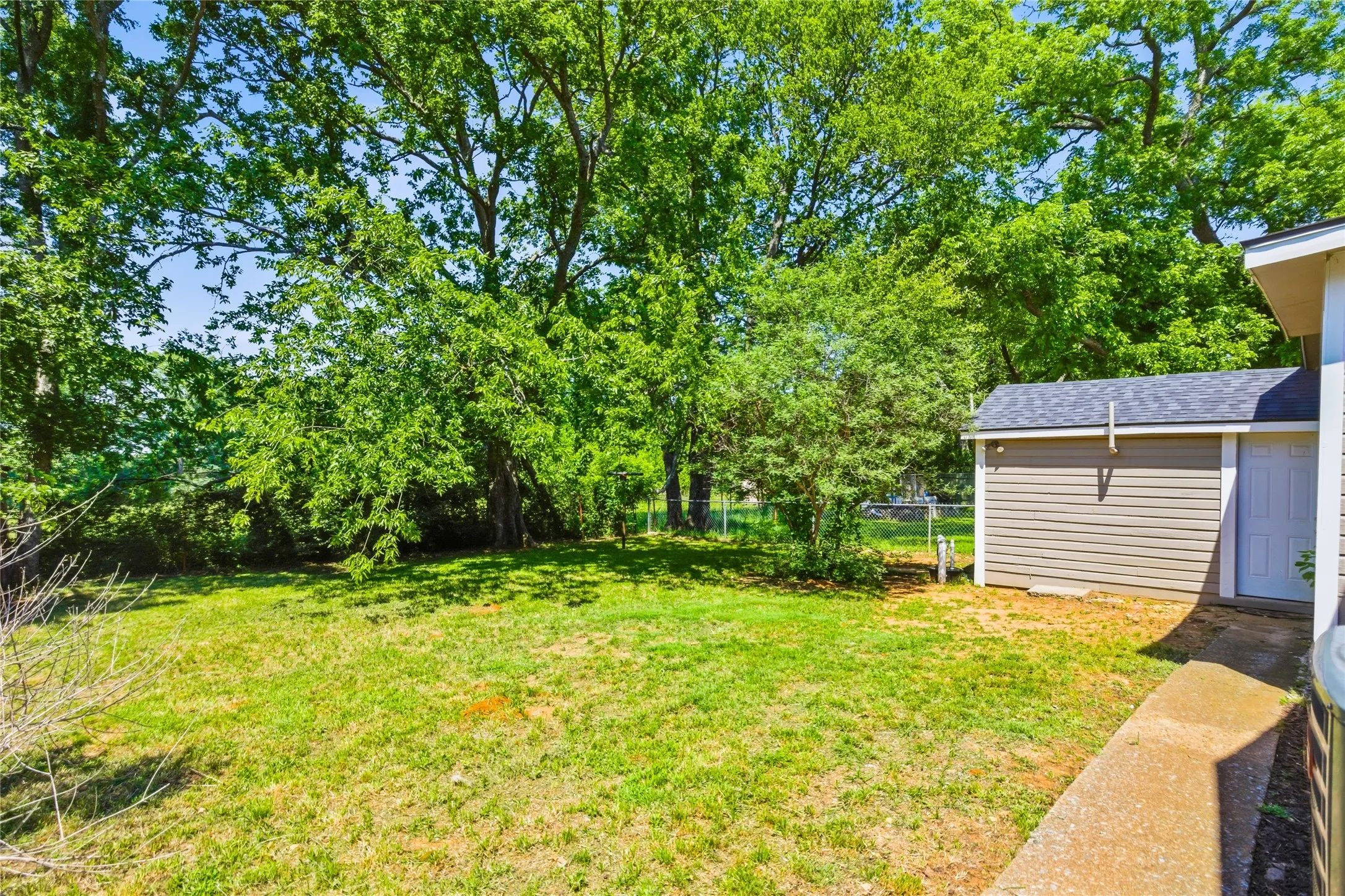 Single Family Residence For Sale in Grayson County , 2121 W Bond Street, Denison, Texas 75020, 4 Bedroom, 2 Bathroom, Garage spaces, 1,368 Sqft, built in 1940, mls#21261461, Real Estate Agent in Denison, Homes For Sale in Grayson county, Homes For Sale in Denison, Realtor in Denison Texas, Real Estate Brokerage Independent Realty Texas, Luminita Cordes Realtor