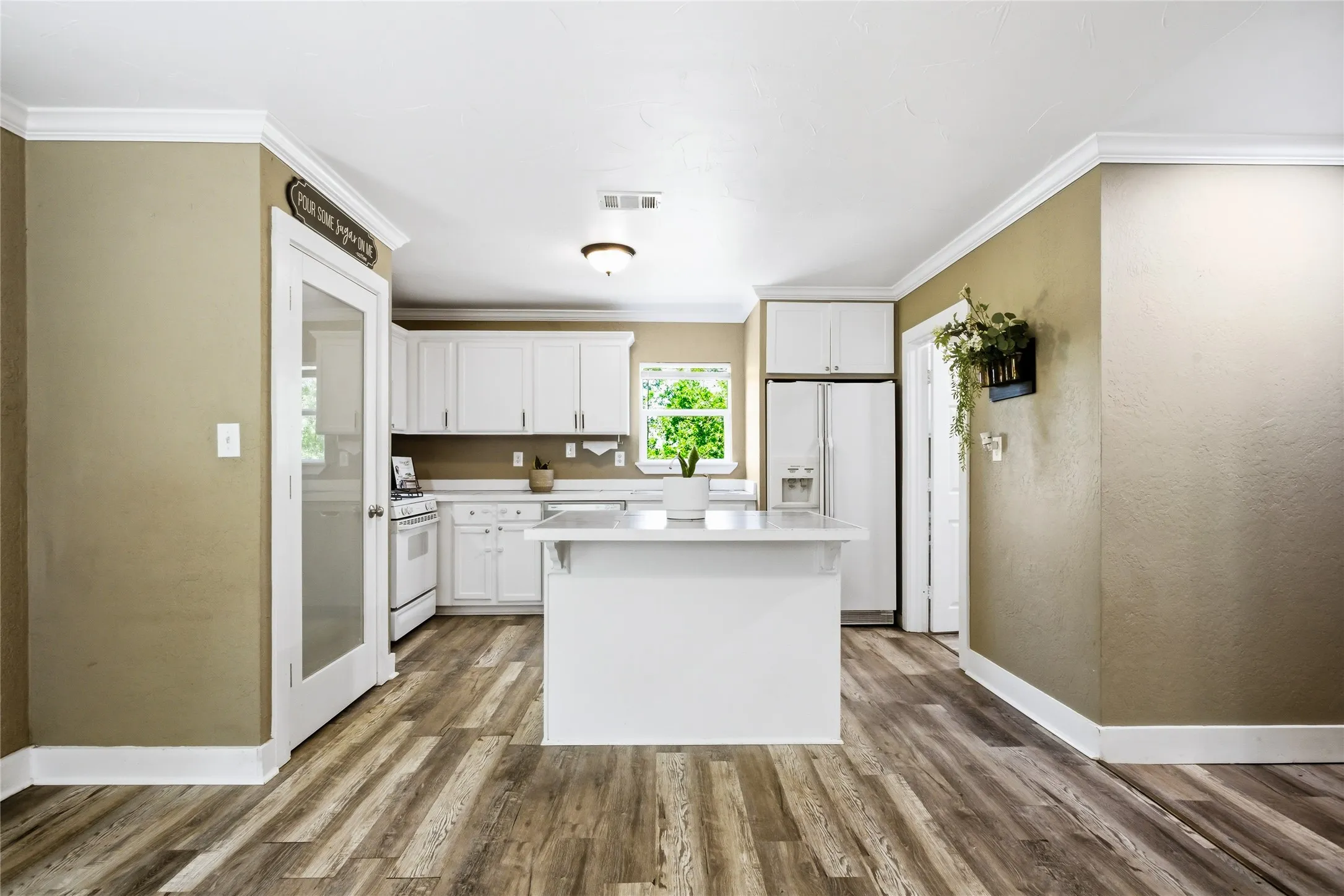 Single Family Residence For Sale in Grayson County , 2121 W Bond Street, Denison, Texas 75020, 4 Bedroom, 2 Bathroom, Garage spaces, 1,368 Sqft, built in 1940, mls#21261461, Real Estate Agent in Denison, Homes For Sale in Grayson county, Homes For Sale in Denison, Realtor in Denison Texas, Real Estate Brokerage Independent Realty Texas, Luminita Cordes Realtor