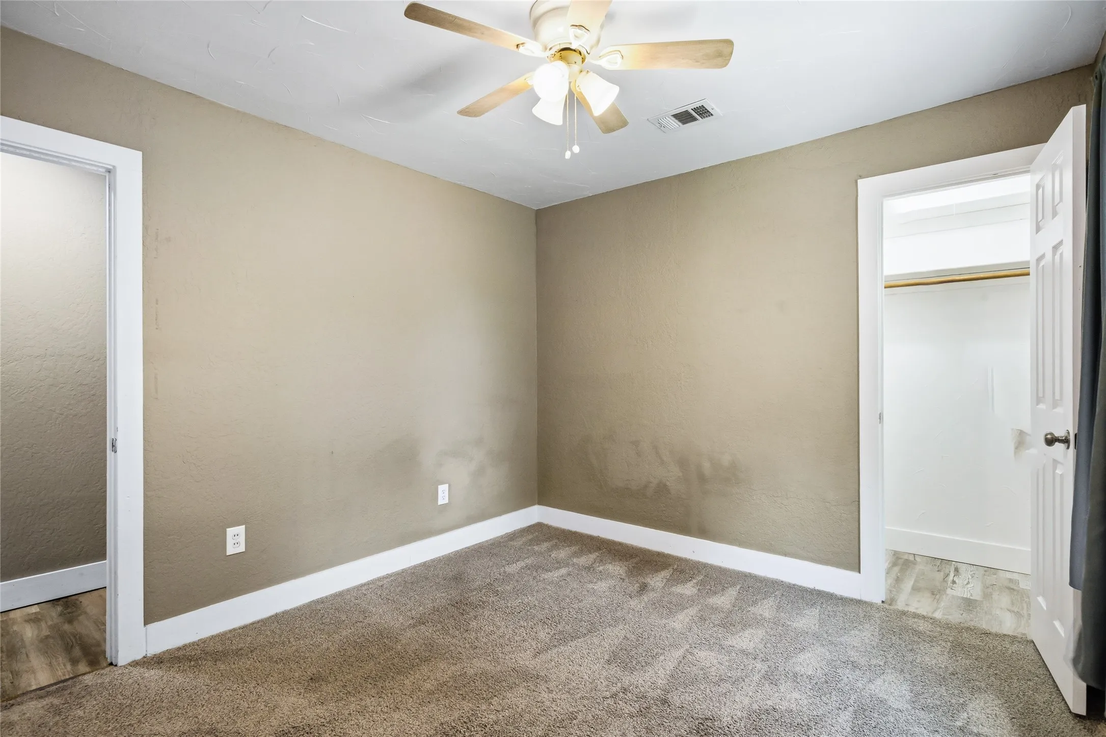 Single Family Residence For Sale in Grayson County , 2121 W Bond Street, Denison, Texas 75020, 4 Bedroom, 2 Bathroom, Garage spaces, 1,368 Sqft, built in 1940, mls#21261461, Real Estate Agent in Denison, Homes For Sale in Grayson county, Homes For Sale in Denison, Realtor in Denison Texas, Real Estate Brokerage Independent Realty Texas, Luminita Cordes Realtor