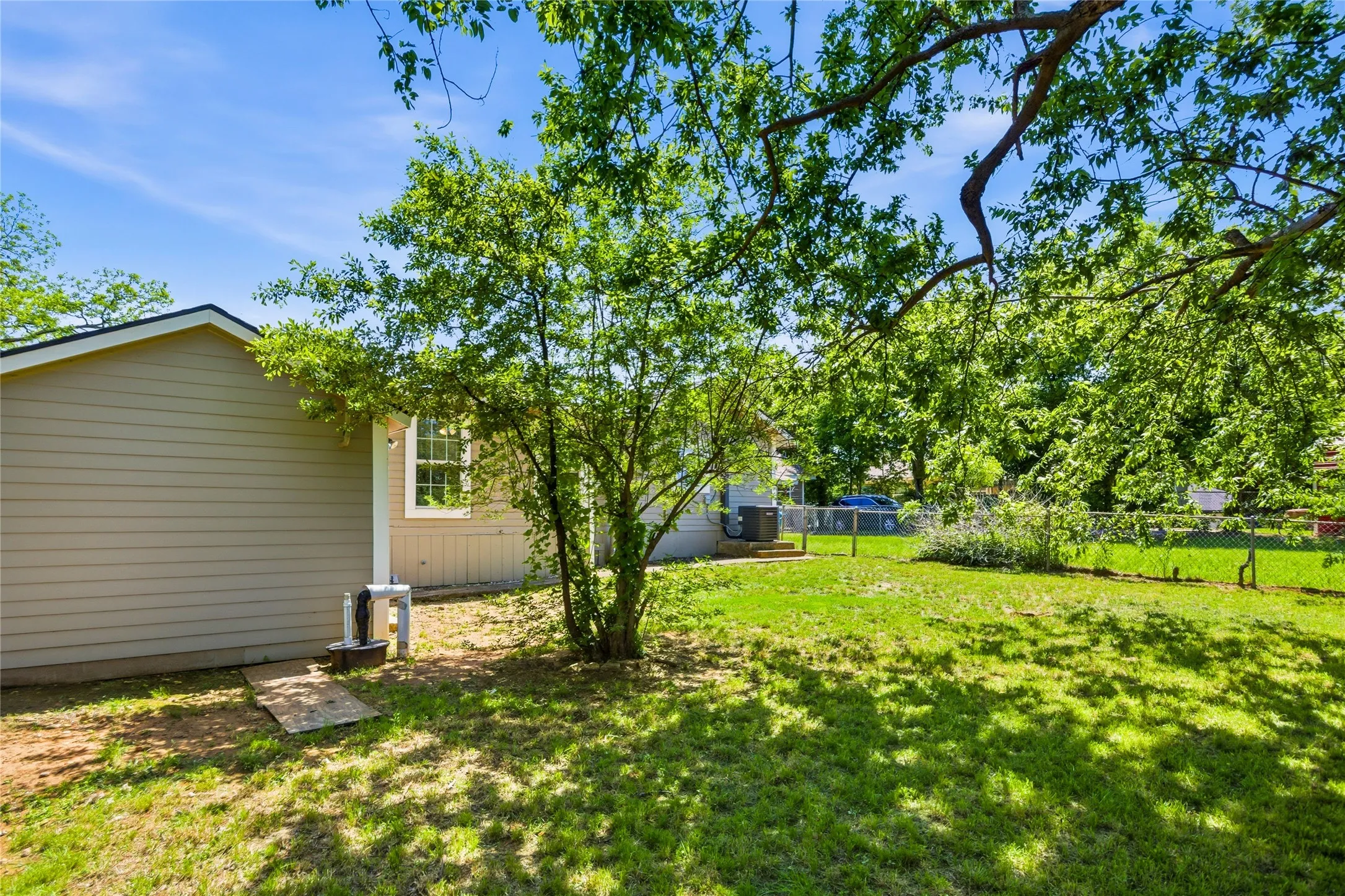 Single Family Residence For Sale in Grayson County , 2121 W Bond Street, Denison, Texas 75020, 4 Bedroom, 2 Bathroom, Garage spaces, 1,368 Sqft, built in 1940, mls#21261461, Real Estate Agent in Denison, Homes For Sale in Grayson county, Homes For Sale in Denison, Realtor in Denison Texas, Real Estate Brokerage Independent Realty Texas, Luminita Cordes Realtor