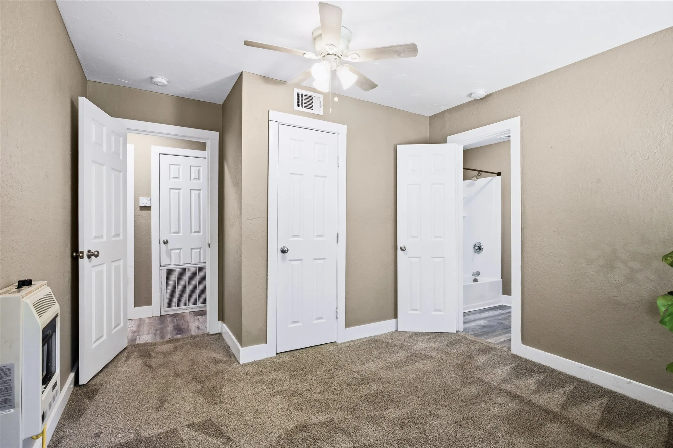 Single Family Residence For Sale in Grayson County , 2121 W Bond Street, Denison, Texas 75020, 4 Bedroom, 2 Bathroom, Garage spaces, 1,368 Sqft, built in 1940, mls#21261461, Real Estate Agent in Denison, Homes For Sale in Grayson county, Homes For Sale in Denison, Realtor in Denison Texas, Real Estate Brokerage Independent Realty Texas, Luminita Cordes Realtor