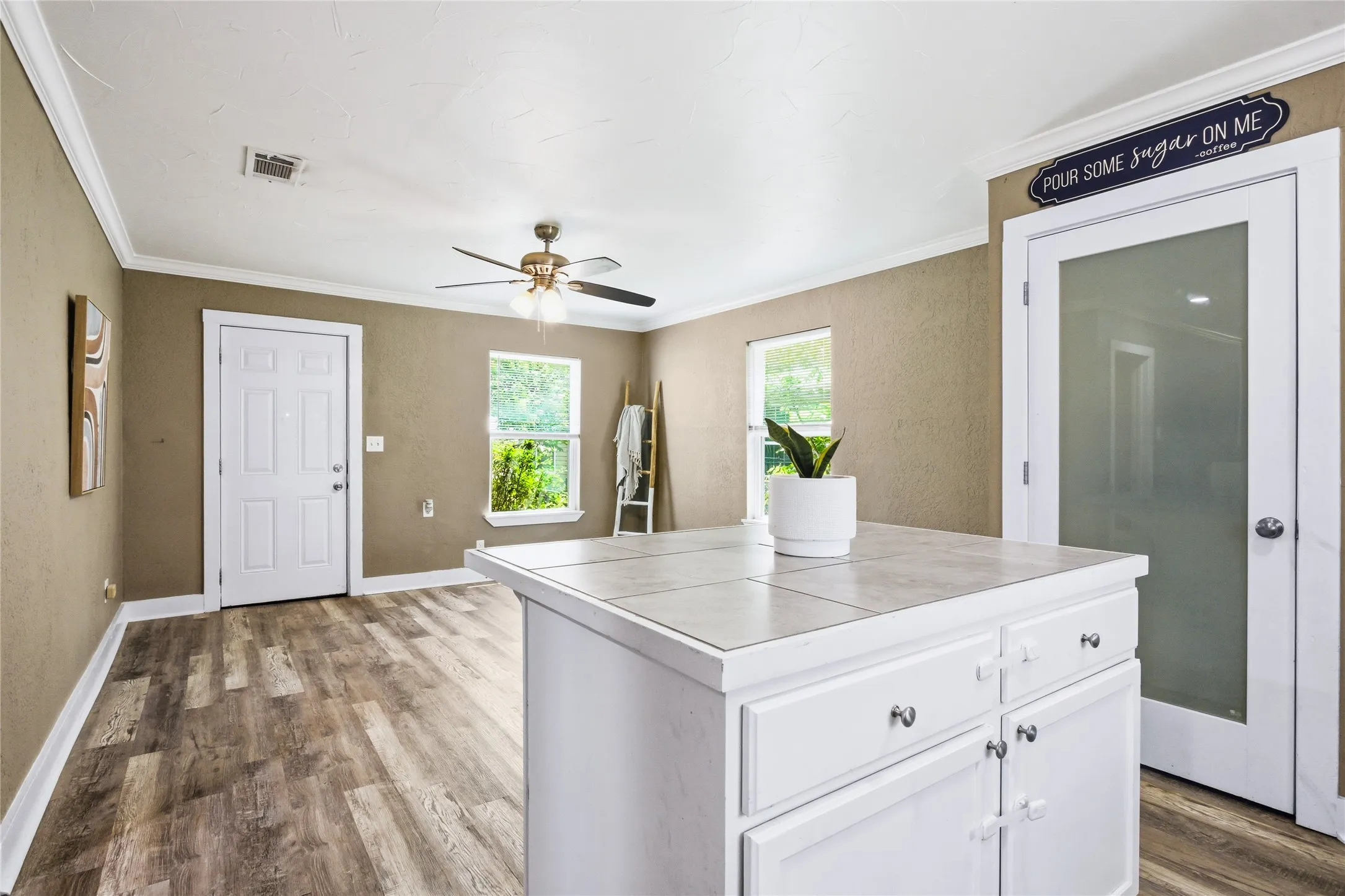 Single Family Residence For Sale in Grayson County , 2121 W Bond Street, Denison, Texas 75020, 4 Bedroom, 2 Bathroom, Garage spaces, 1,368 Sqft, built in 1940, mls#21261461, Real Estate Agent in Denison, Homes For Sale in Grayson county, Homes For Sale in Denison, Realtor in Denison Texas, Real Estate Brokerage Independent Realty Texas, Luminita Cordes Realtor