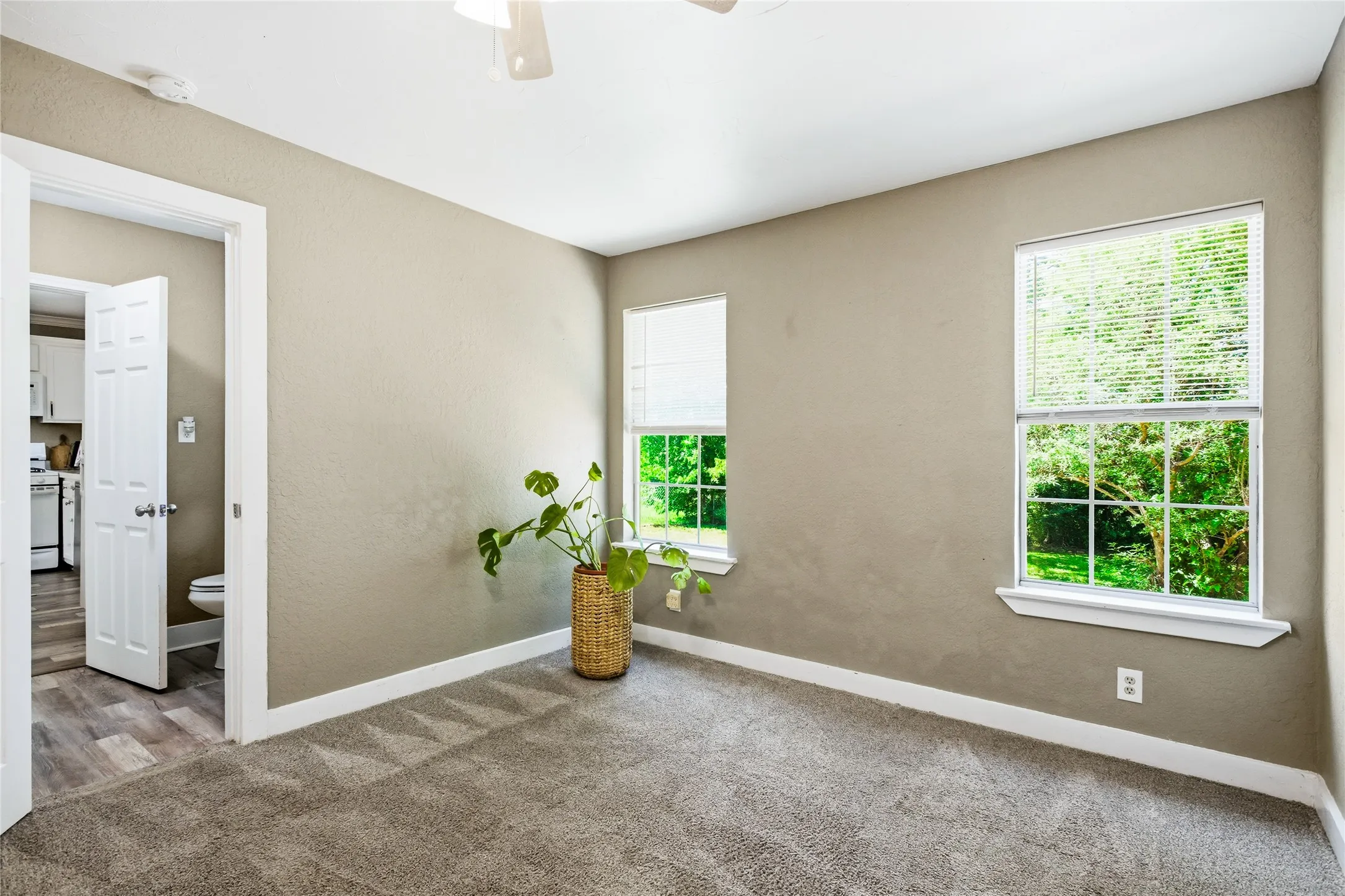 Single Family Residence For Sale in Grayson County , 2121 W Bond Street, Denison, Texas 75020, 4 Bedroom, 2 Bathroom, Garage spaces, 1,368 Sqft, built in 1940, mls#21261461, Real Estate Agent in Denison, Homes For Sale in Grayson county, Homes For Sale in Denison, Realtor in Denison Texas, Real Estate Brokerage Independent Realty Texas, Luminita Cordes Realtor
