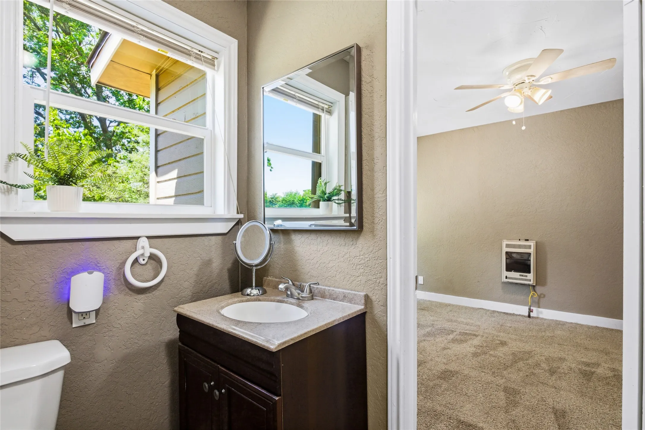 Single Family Residence For Sale in Grayson County , 2121 W Bond Street, Denison, Texas 75020, 4 Bedroom, 2 Bathroom, Garage spaces, 1,368 Sqft, built in 1940, mls#21261461, Real Estate Agent in Denison, Homes For Sale in Grayson county, Homes For Sale in Denison, Realtor in Denison Texas, Real Estate Brokerage Independent Realty Texas, Luminita Cordes Realtor