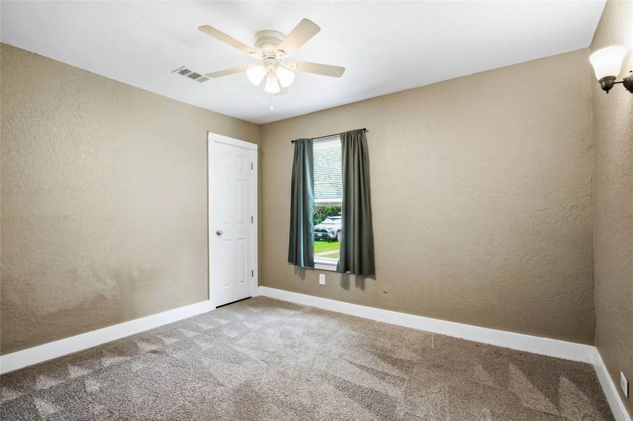 Single Family Residence For Sale in Grayson County , 2121 W Bond Street, Denison, Texas 75020, 4 Bedroom, 2 Bathroom, Garage spaces, 1,368 Sqft, built in 1940, mls#21261461, Real Estate Agent in Denison, Homes For Sale in Grayson county, Homes For Sale in Denison, Realtor in Denison Texas, Real Estate Brokerage Independent Realty Texas, Luminita Cordes Realtor