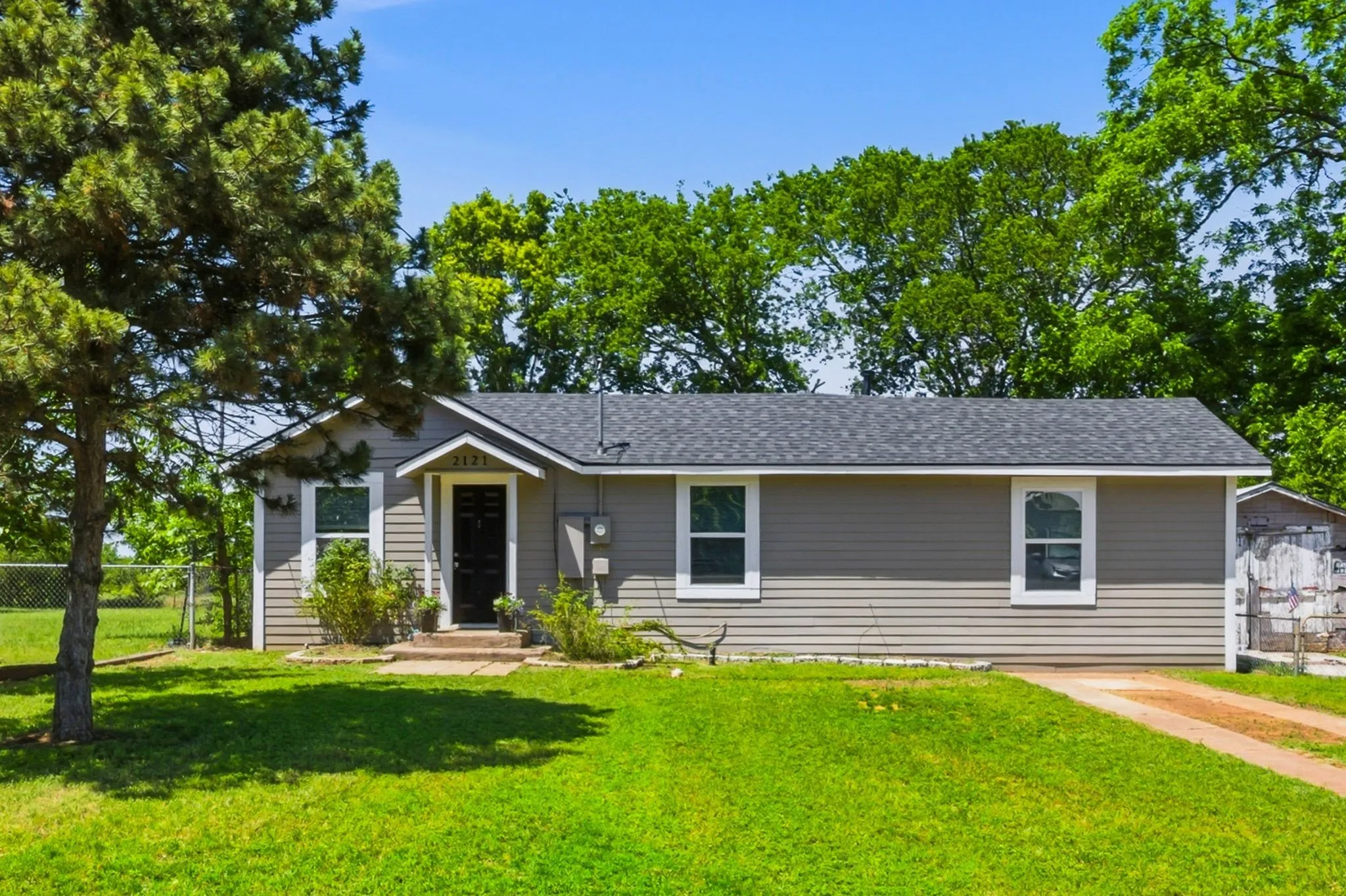 Single Family Residence For Sale in Grayson County , 2121 W Bond Street, Denison, Texas 75020, 4 Bedroom, 2 Bathroom, Garage spaces, 1,368 Sqft, built in 1940, mls#21261461, Real Estate Agent in Denison, Homes For Sale in Grayson county, Homes For Sale in Denison, Realtor in Denison Texas, Real Estate Brokerage Independent Realty Texas, Luminita Cordes Realtor