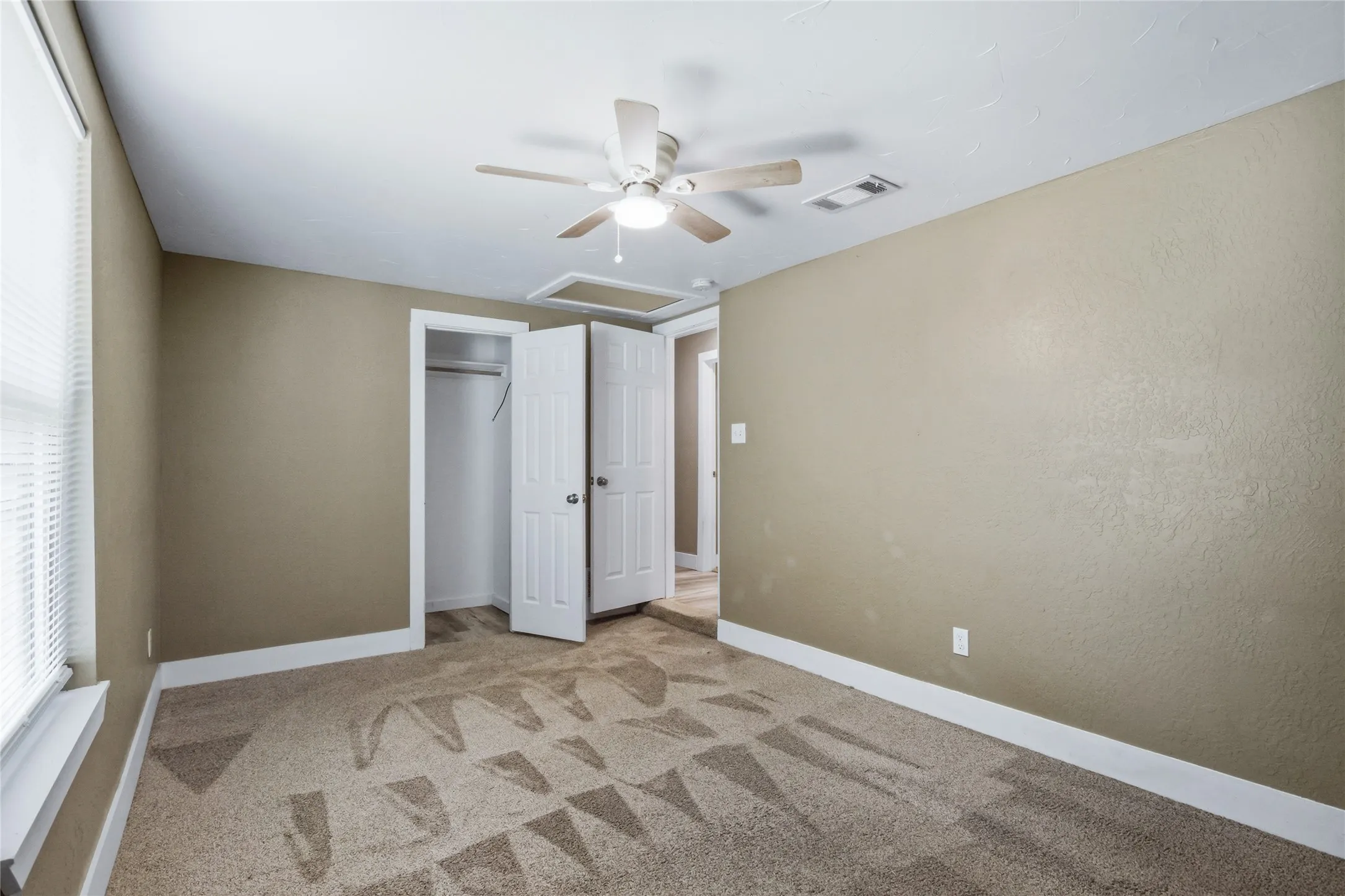 Single Family Residence For Sale in Grayson County , 2121 W Bond Street, Denison, Texas 75020, 4 Bedroom, 2 Bathroom, Garage spaces, 1,368 Sqft, built in 1940, mls#21261461, Real Estate Agent in Denison, Homes For Sale in Grayson county, Homes For Sale in Denison, Realtor in Denison Texas, Real Estate Brokerage Independent Realty Texas, Luminita Cordes Realtor