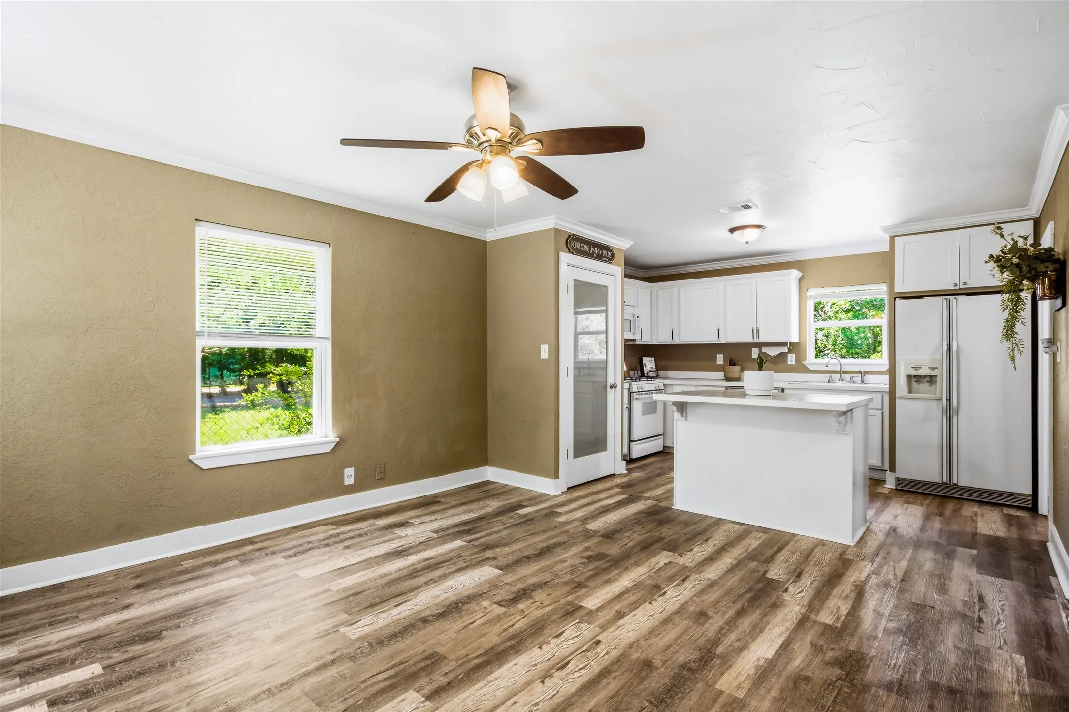 Single Family Residence For Sale in Grayson County , 2121 W Bond Street, Denison, Texas 75020, 4 Bedroom, 2 Bathroom, Garage spaces, 1,368 Sqft, built in 1940, mls#21261461, Real Estate Agent in Denison, Homes For Sale in Grayson county, Homes For Sale in Denison, Realtor in Denison Texas, Real Estate Brokerage Independent Realty Texas, Luminita Cordes Realtor