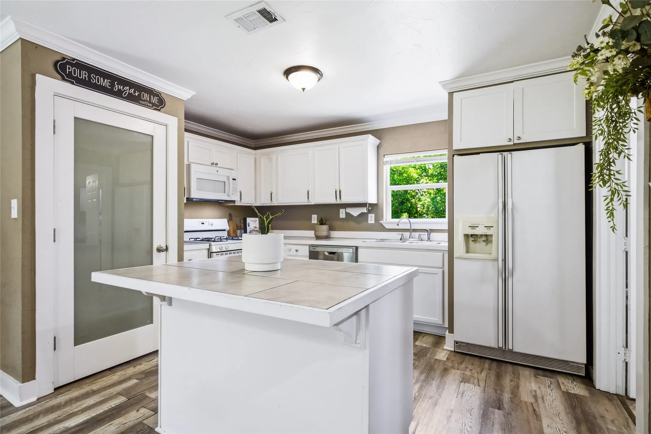 Single Family Residence For Sale in Grayson County , 2121 W Bond Street, Denison, Texas 75020, 4 Bedroom, 2 Bathroom, Garage spaces, 1,368 Sqft, built in 1940, mls#21261461, Real Estate Agent in Denison, Homes For Sale in Grayson county, Homes For Sale in Denison, Realtor in Denison Texas, Real Estate Brokerage Independent Realty Texas, Luminita Cordes Realtor
