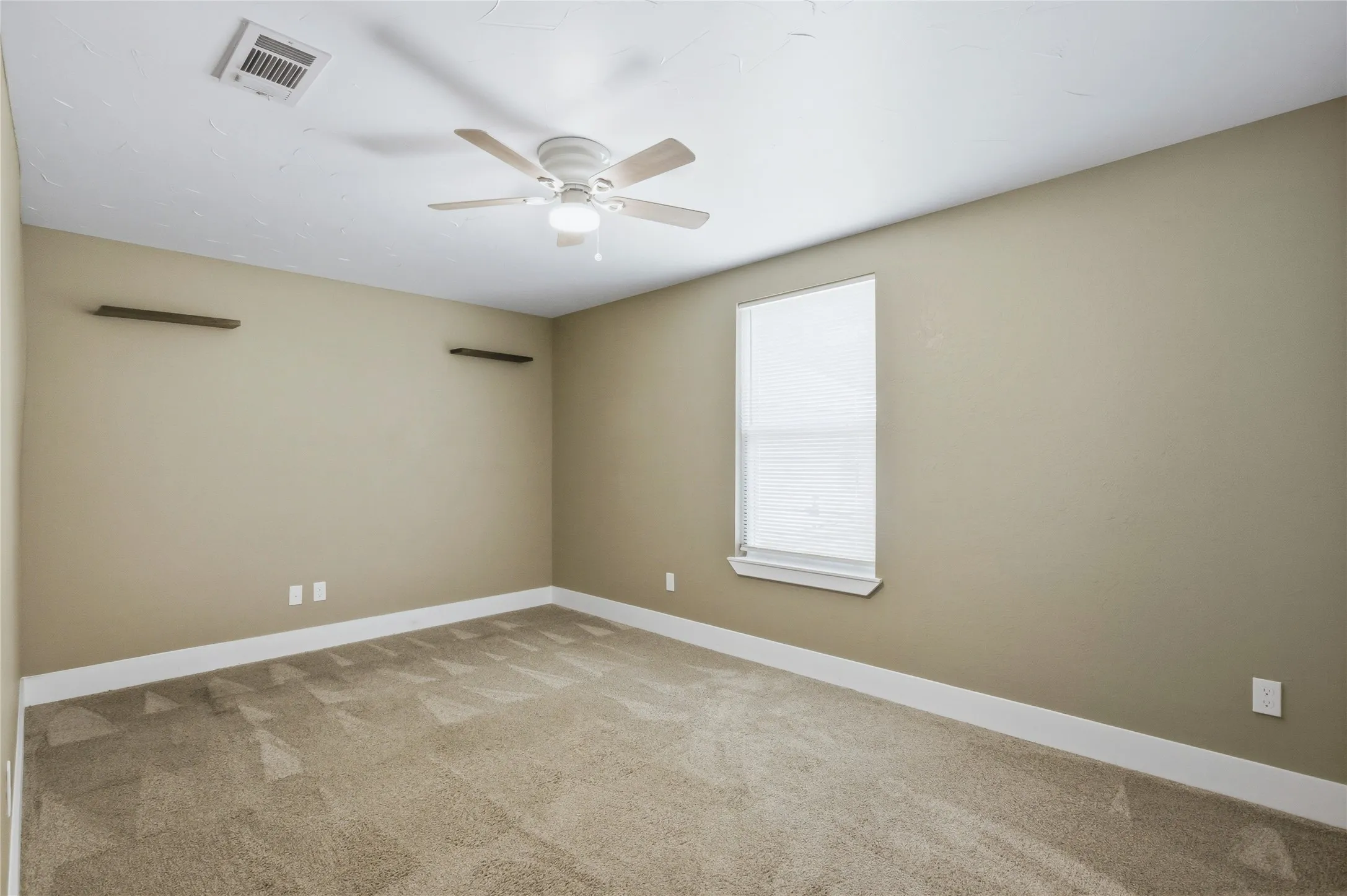 Single Family Residence For Sale in Grayson County , 2121 W Bond Street, Denison, Texas 75020, 4 Bedroom, 2 Bathroom, Garage spaces, 1,368 Sqft, built in 1940, mls#21261461, Real Estate Agent in Denison, Homes For Sale in Grayson county, Homes For Sale in Denison, Realtor in Denison Texas, Real Estate Brokerage Independent Realty Texas, Luminita Cordes Realtor