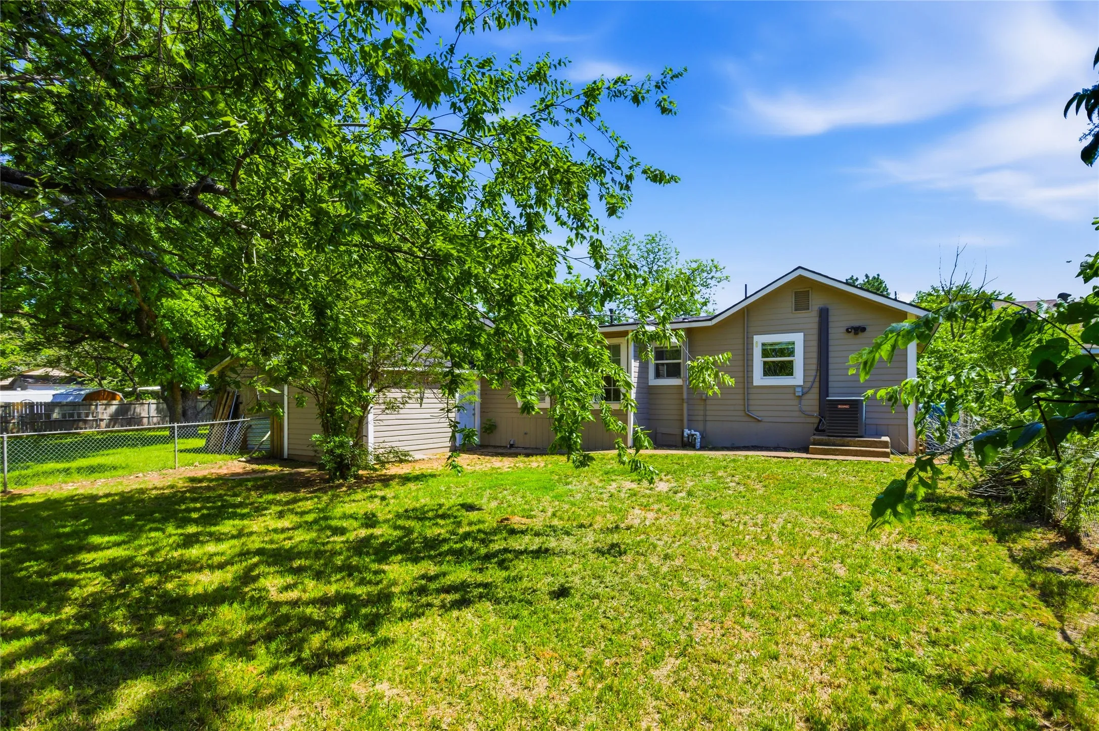 Single Family Residence For Sale in Grayson County , 2121 W Bond Street, Denison, Texas 75020, 4 Bedroom, 2 Bathroom, Garage spaces, 1,368 Sqft, built in 1940, mls#21261461, Real Estate Agent in Denison, Homes For Sale in Grayson county, Homes For Sale in Denison, Realtor in Denison Texas, Real Estate Brokerage Independent Realty Texas, Luminita Cordes Realtor
