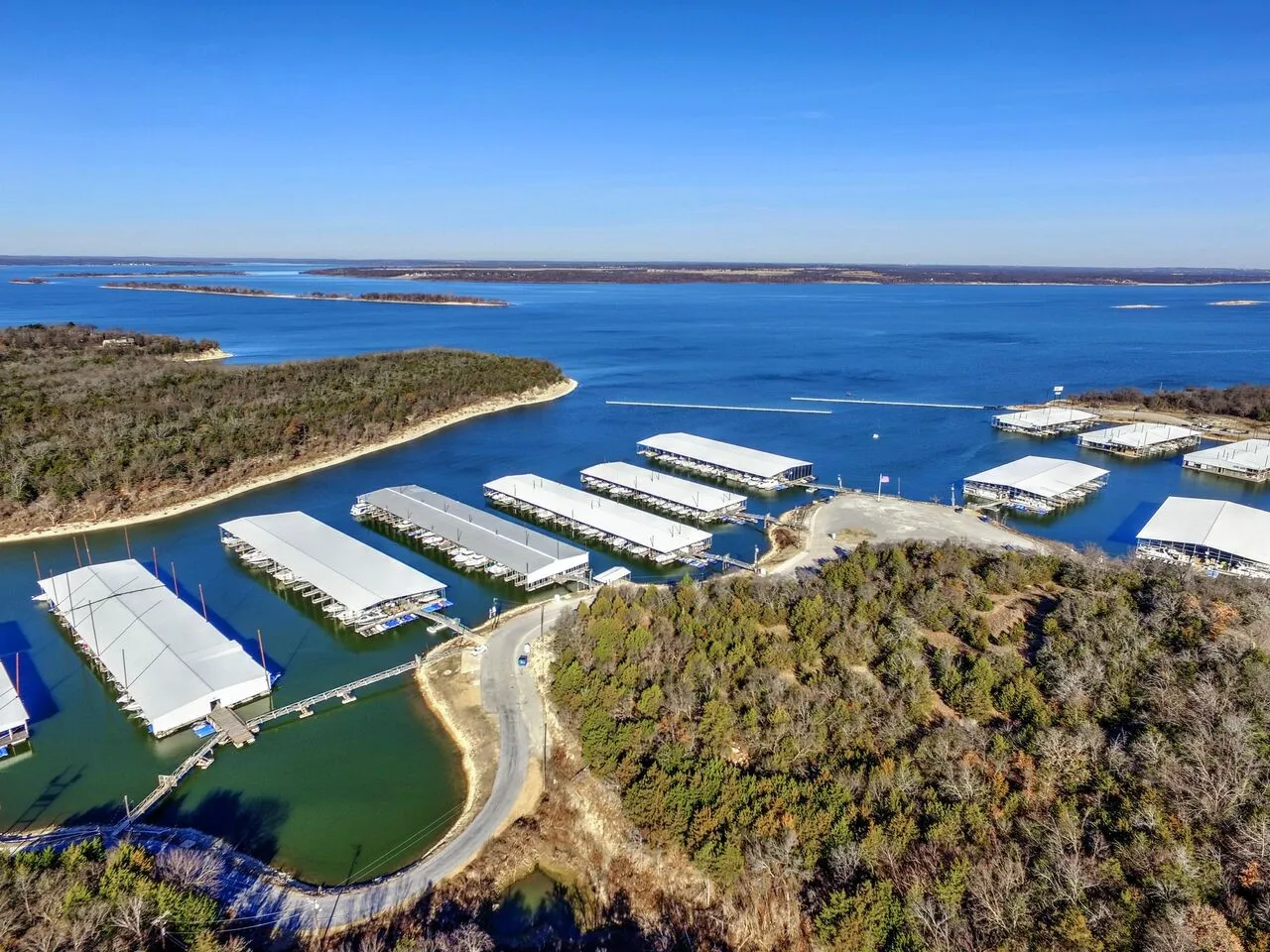 10 minutes from Lake Texoma.