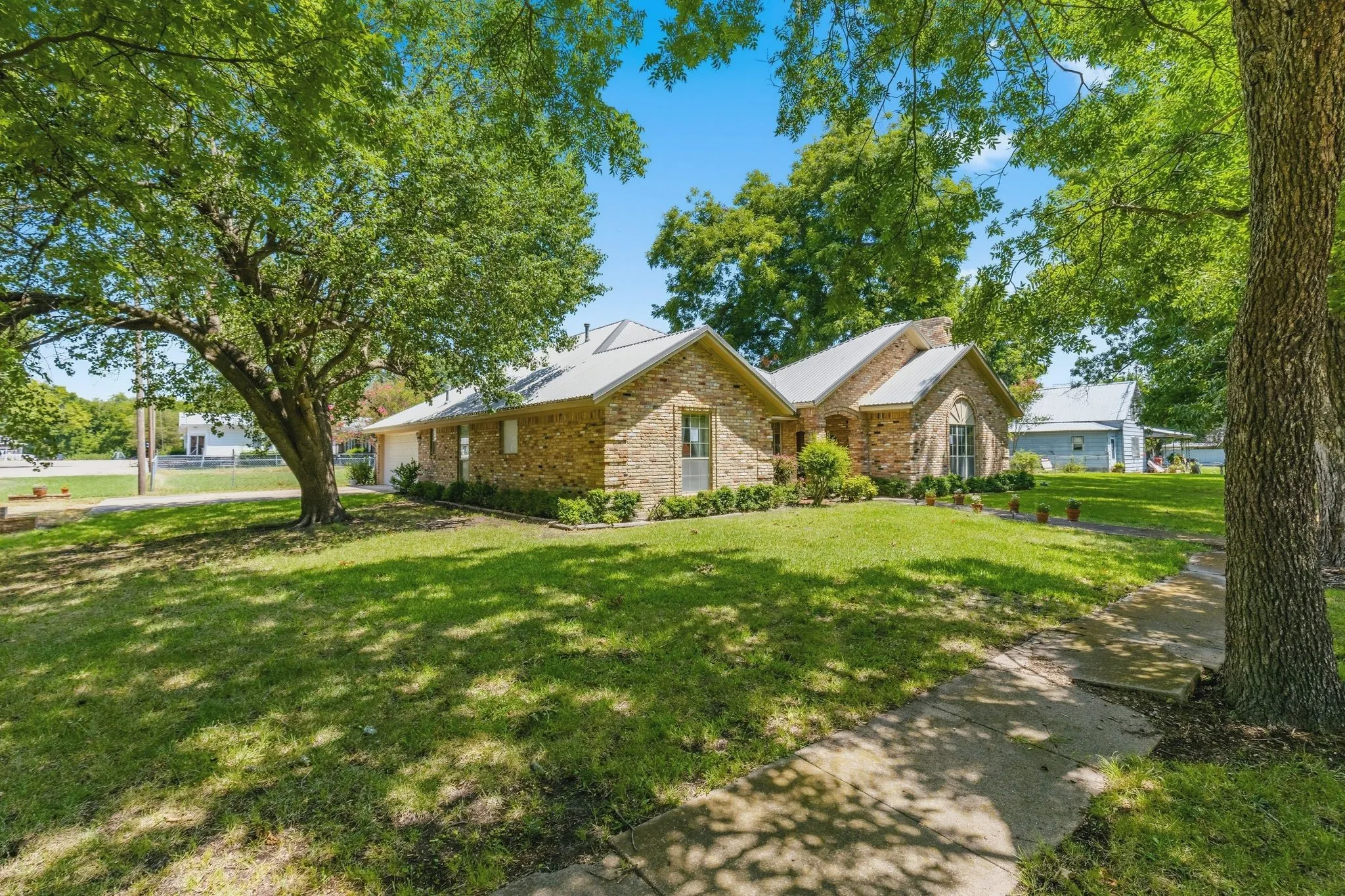 Single Family Residence For Sale in Delta County , 301 Paris Street, Pecan Gap, Texas 75469, 3 Bedroom, 2 Bathroom, 2 Garage spaces, 1,837 Sqft, built in 1986, mls#21340662, Real Estate Agent in Pecan Gap, Homes For Sale in Delta county, Homes For Sale in Pecan Gap, Realtor in Pecan Gap Texas, Real Estate Brokerage Independent Realty Texas, Luminita Cordes Realtor