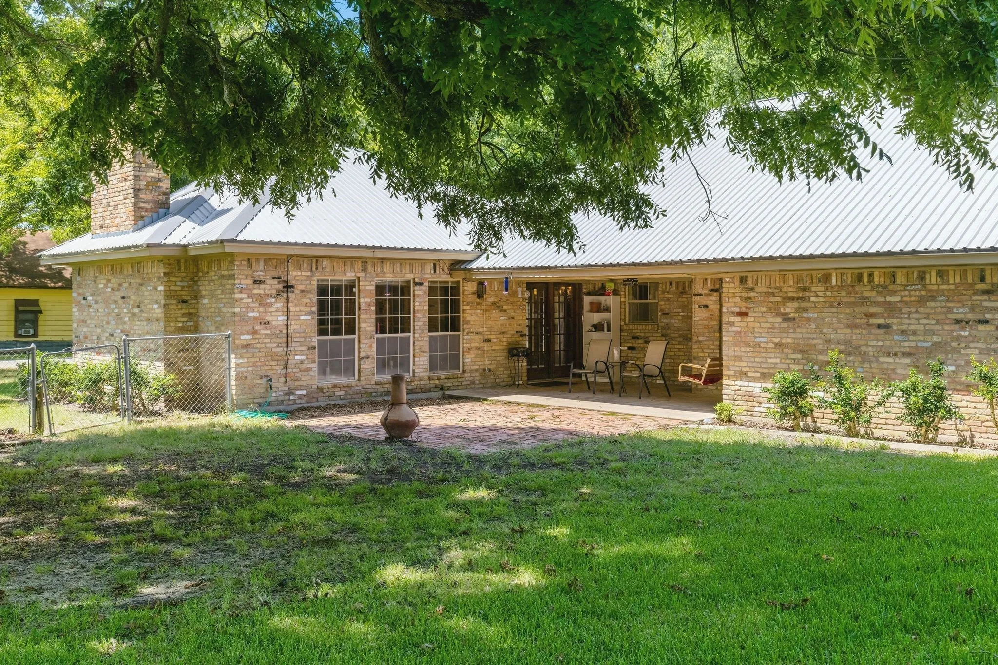Single Family Residence For Sale in Delta County , 301 Paris Street, Pecan Gap, Texas 75469, 3 Bedroom, 2 Bathroom, 2 Garage spaces, 1,837 Sqft, built in 1986, mls#21340662, Real Estate Agent in Pecan Gap, Homes For Sale in Delta county, Homes For Sale in Pecan Gap, Realtor in Pecan Gap Texas, Real Estate Brokerage Independent Realty Texas, Luminita Cordes Realtor