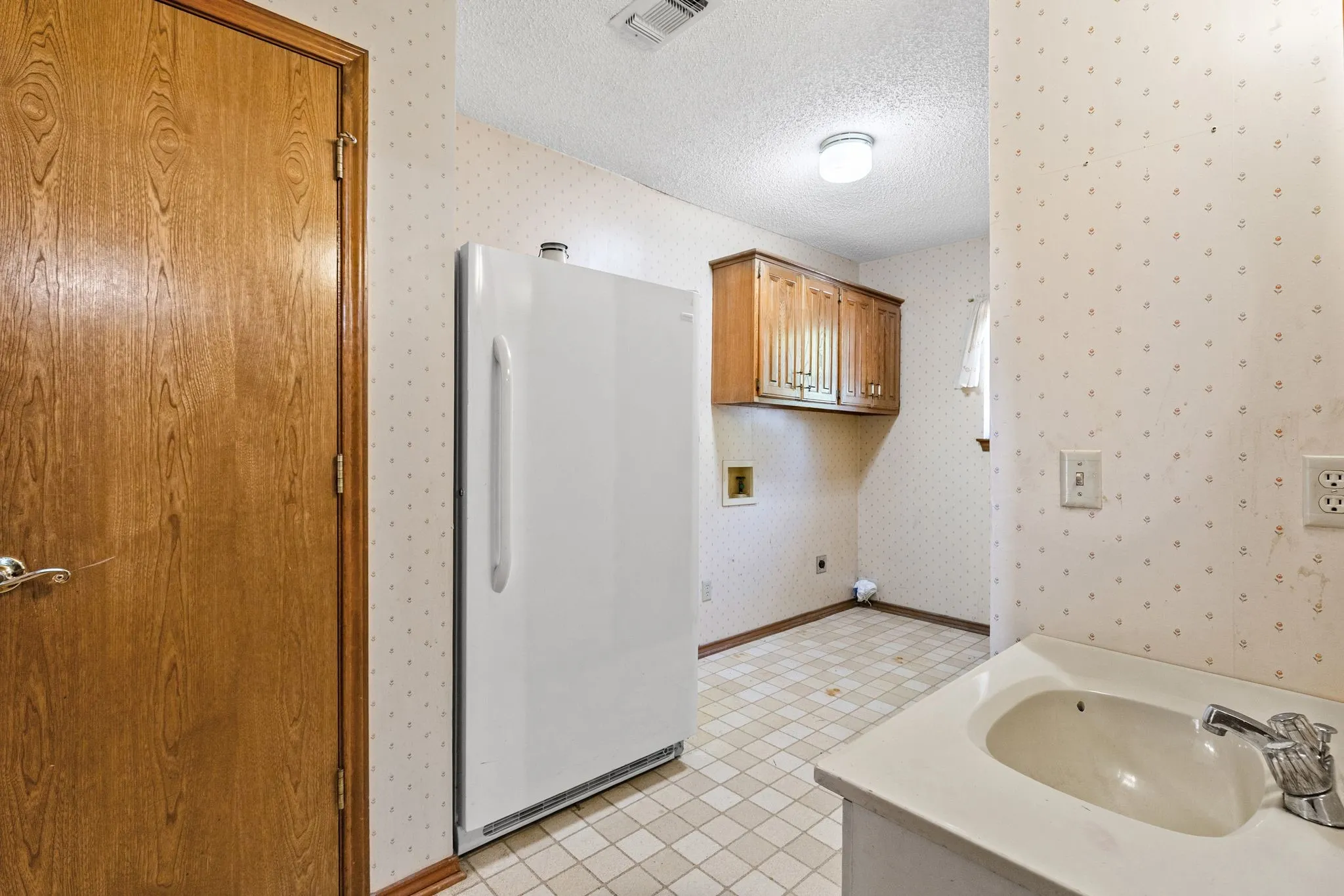 Single Family Residence For Sale in Delta County , 301 Paris Street, Pecan Gap, Texas 75469, 3 Bedroom, 2 Bathroom, 2 Garage spaces, 1,837 Sqft, built in 1986, mls#21340662, Real Estate Agent in Pecan Gap, Homes For Sale in Delta county, Homes For Sale in Pecan Gap, Realtor in Pecan Gap Texas, Real Estate Brokerage Independent Realty Texas, Luminita Cordes Realtor