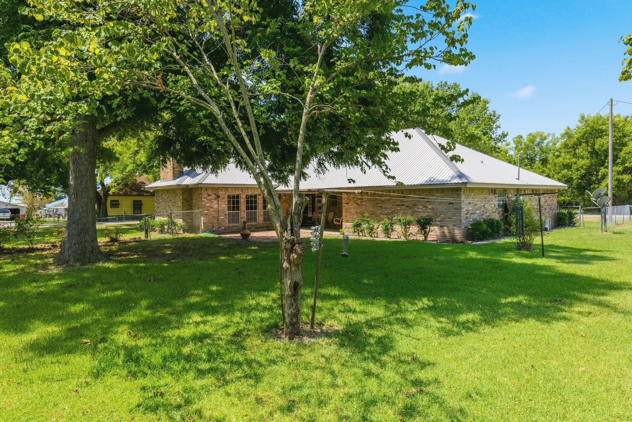 Single Family Residence For Sale in Delta County , 301 Paris Street, Pecan Gap, Texas 75469, 3 Bedroom, 2 Bathroom, 2 Garage spaces, 1,837 Sqft, built in 1986, mls#21340662, Real Estate Agent in Pecan Gap, Homes For Sale in Delta county, Homes For Sale in Pecan Gap, Realtor in Pecan Gap Texas, Real Estate Brokerage Independent Realty Texas, Luminita Cordes Realtor