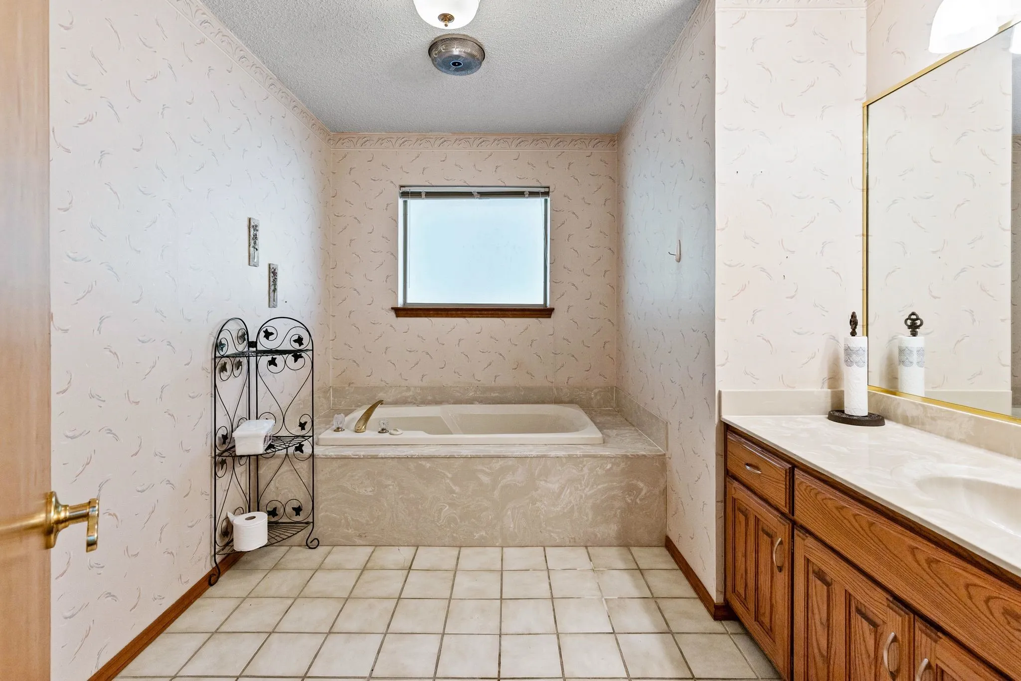 Single Family Residence For Sale in Delta County , 301 Paris Street, Pecan Gap, Texas 75469, 3 Bedroom, 2 Bathroom, 2 Garage spaces, 1,837 Sqft, built in 1986, mls#21340662, Real Estate Agent in Pecan Gap, Homes For Sale in Delta county, Homes For Sale in Pecan Gap, Realtor in Pecan Gap Texas, Real Estate Brokerage Independent Realty Texas, Luminita Cordes Realtor