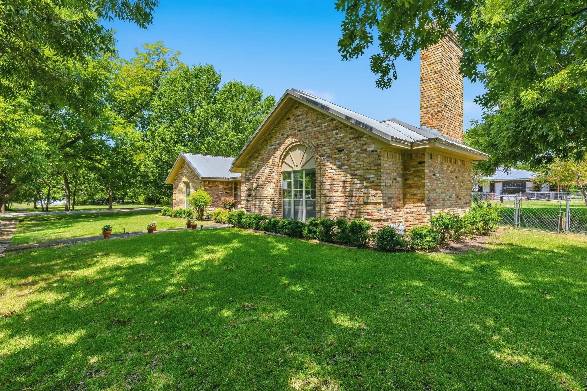 Single Family Residence For Sale in Delta County , 301 Paris Street, Pecan Gap, Texas 75469, 3 Bedroom, 2 Bathroom, 2 Garage spaces, 1,837 Sqft, built in 1986, mls#21340662, Real Estate Agent in Pecan Gap, Homes For Sale in Delta county, Homes For Sale in Pecan Gap, Realtor in Pecan Gap Texas, Real Estate Brokerage Independent Realty Texas, Luminita Cordes Realtor