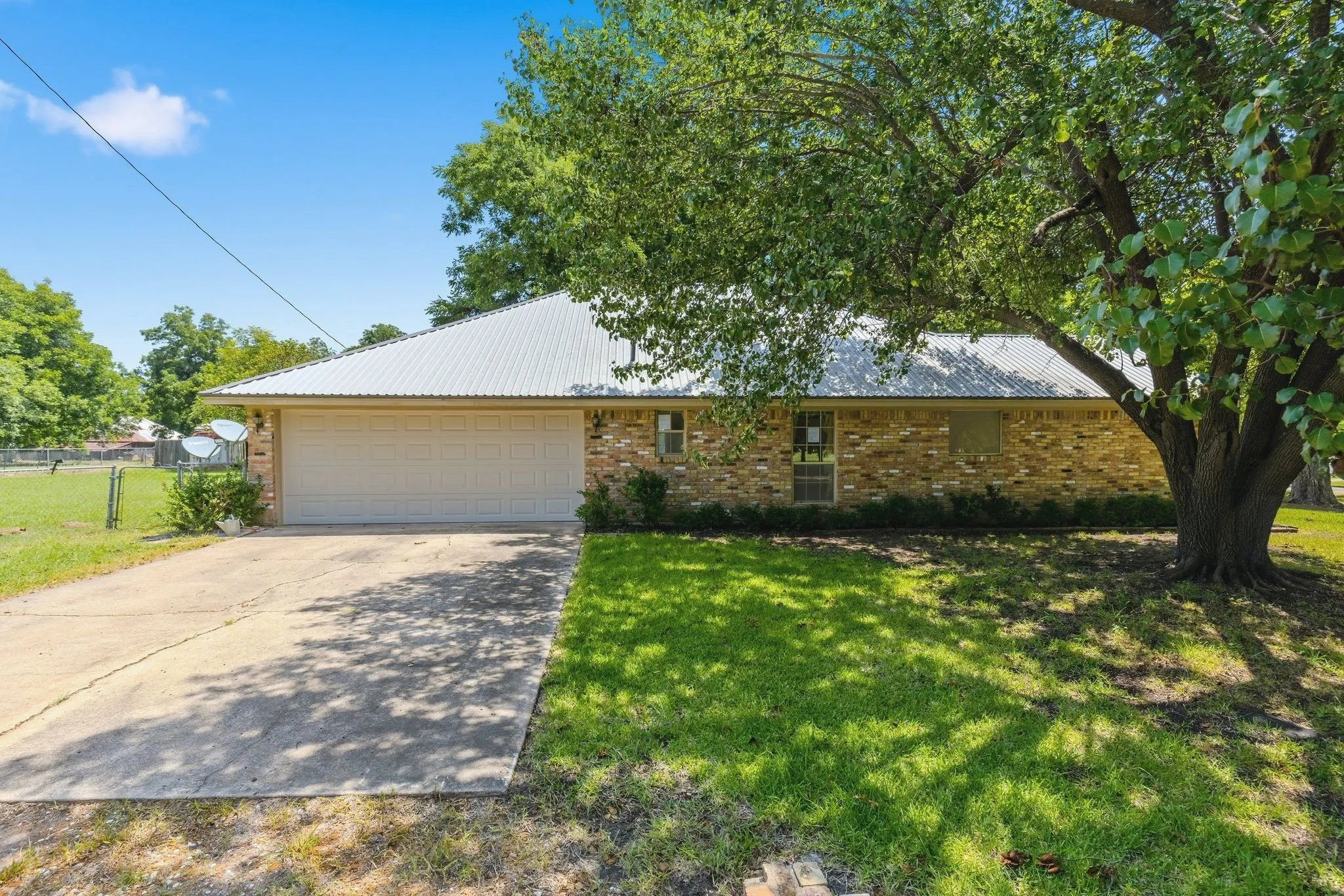 Single Family Residence For Sale in Delta County , 301 Paris Street, Pecan Gap, Texas 75469, 3 Bedroom, 2 Bathroom, 2 Garage spaces, 1,837 Sqft, built in 1986, mls#21340662, Real Estate Agent in Pecan Gap, Homes For Sale in Delta county, Homes For Sale in Pecan Gap, Realtor in Pecan Gap Texas, Real Estate Brokerage Independent Realty Texas, Luminita Cordes Realtor