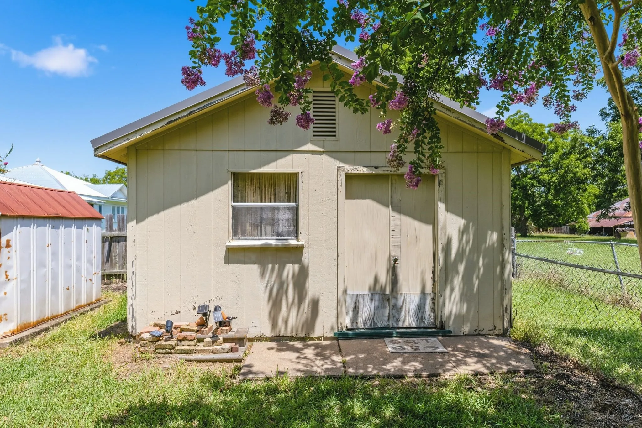 Single Family Residence For Sale in Delta County , 301 Paris Street, Pecan Gap, Texas 75469, 3 Bedroom, 2 Bathroom, 2 Garage spaces, 1,837 Sqft, built in 1986, mls#21340662, Real Estate Agent in Pecan Gap, Homes For Sale in Delta county, Homes For Sale in Pecan Gap, Realtor in Pecan Gap Texas, Real Estate Brokerage Independent Realty Texas, Luminita Cordes Realtor