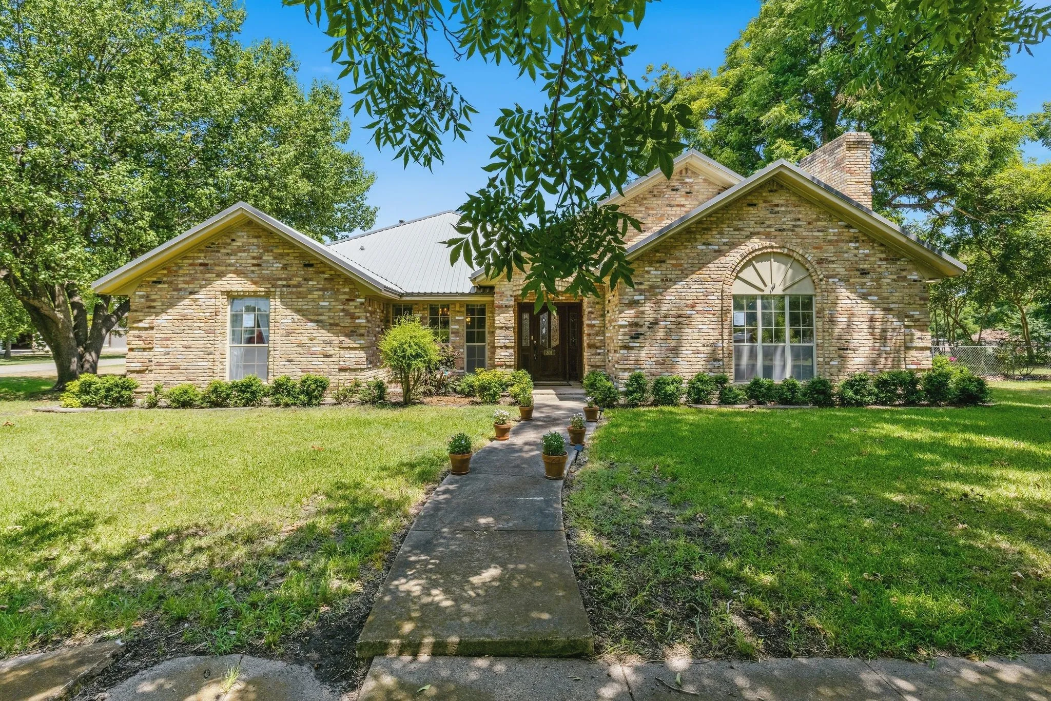 Single Family Residence For Sale in Delta County , 301 Paris Street, Pecan Gap, Texas 75469, 3 Bedroom, 2 Bathroom, 2 Garage spaces, 1,837 Sqft, built in 1986, mls#21340662, Real Estate Agent in Pecan Gap, Homes For Sale in Delta county, Homes For Sale in Pecan Gap, Realtor in Pecan Gap Texas, Real Estate Brokerage Independent Realty Texas, Luminita Cordes Realtor