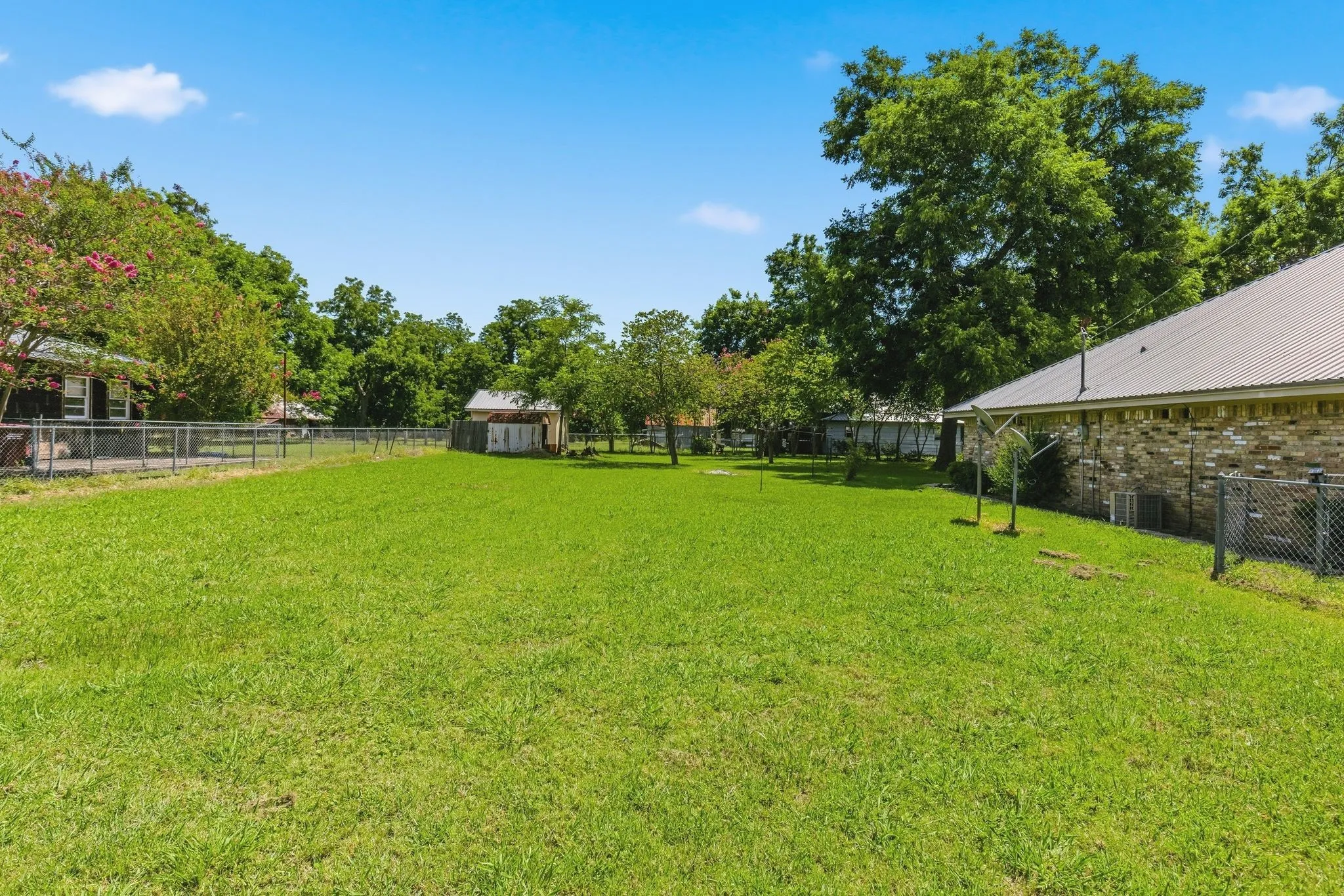 Single Family Residence For Sale in Delta County , 301 Paris Street, Pecan Gap, Texas 75469, 3 Bedroom, 2 Bathroom, 2 Garage spaces, 1,837 Sqft, built in 1986, mls#21340662, Real Estate Agent in Pecan Gap, Homes For Sale in Delta county, Homes For Sale in Pecan Gap, Realtor in Pecan Gap Texas, Real Estate Brokerage Independent Realty Texas, Luminita Cordes Realtor
