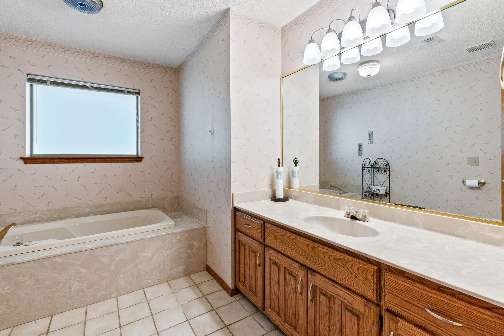 Single Family Residence For Sale in Delta County , 301 Paris Street, Pecan Gap, Texas 75469, 3 Bedroom, 2 Bathroom, 2 Garage spaces, 1,837 Sqft, built in 1986, mls#21340662, Real Estate Agent in Pecan Gap, Homes For Sale in Delta county, Homes For Sale in Pecan Gap, Realtor in Pecan Gap Texas, Real Estate Brokerage Independent Realty Texas, Luminita Cordes Realtor