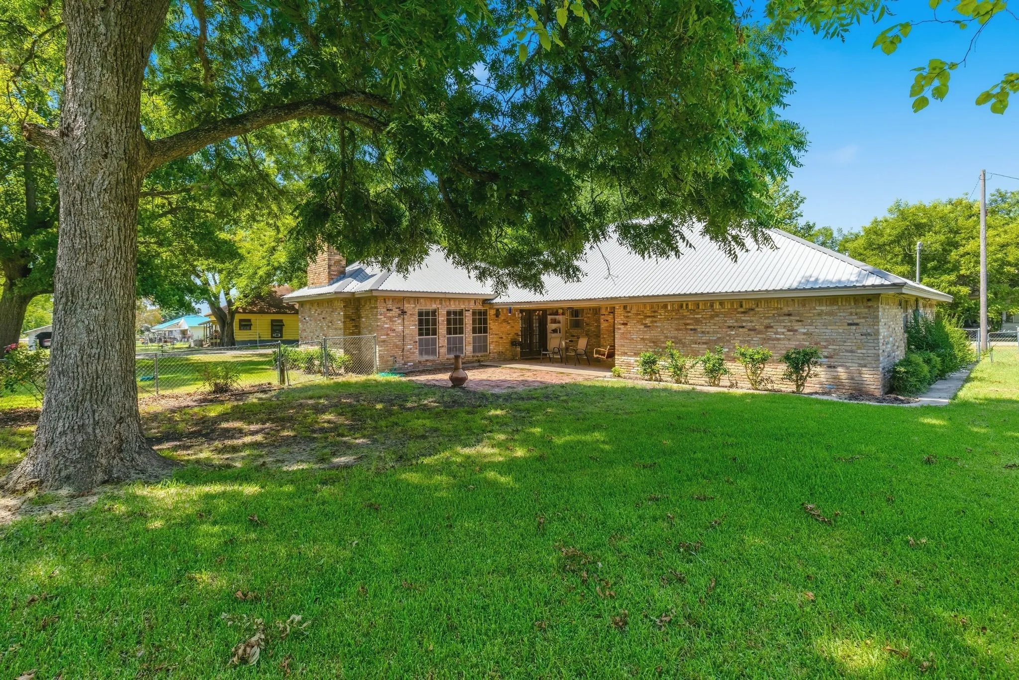 Single Family Residence For Sale in Delta County , 301 Paris Street, Pecan Gap, Texas 75469, 3 Bedroom, 2 Bathroom, 2 Garage spaces, 1,837 Sqft, built in 1986, mls#21340662, Real Estate Agent in Pecan Gap, Homes For Sale in Delta county, Homes For Sale in Pecan Gap, Realtor in Pecan Gap Texas, Real Estate Brokerage Independent Realty Texas, Luminita Cordes Realtor