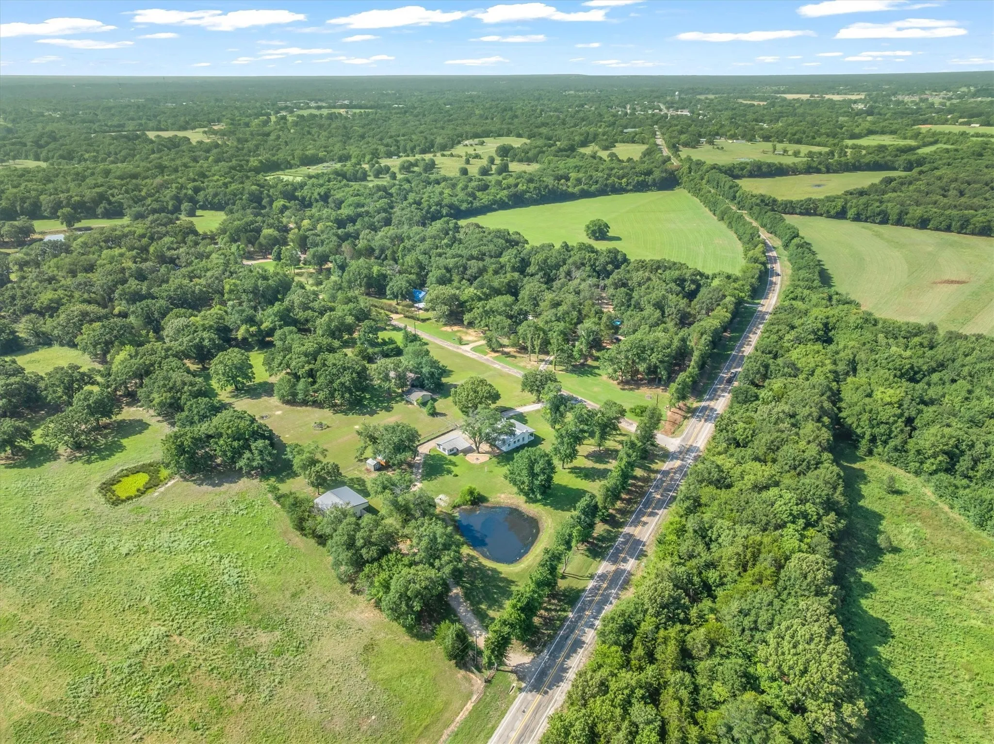 Single Family Residence For Sale in Van Zandt County , 111 VZ County Road 3626, Edgewood, Texas 75117, 3 Bedroom, 1 Bathroom, Garage spaces, 1,444 Sqft, built in 1980, mls#21315154, Real Estate Agent in Edgewood, Homes For Sale in Van Zandt county, Homes For Sale in Edgewood, Realtor in Edgewood Texas, Real Estate Brokerage Independent Realty Texas, Luminita Cordes Realtor