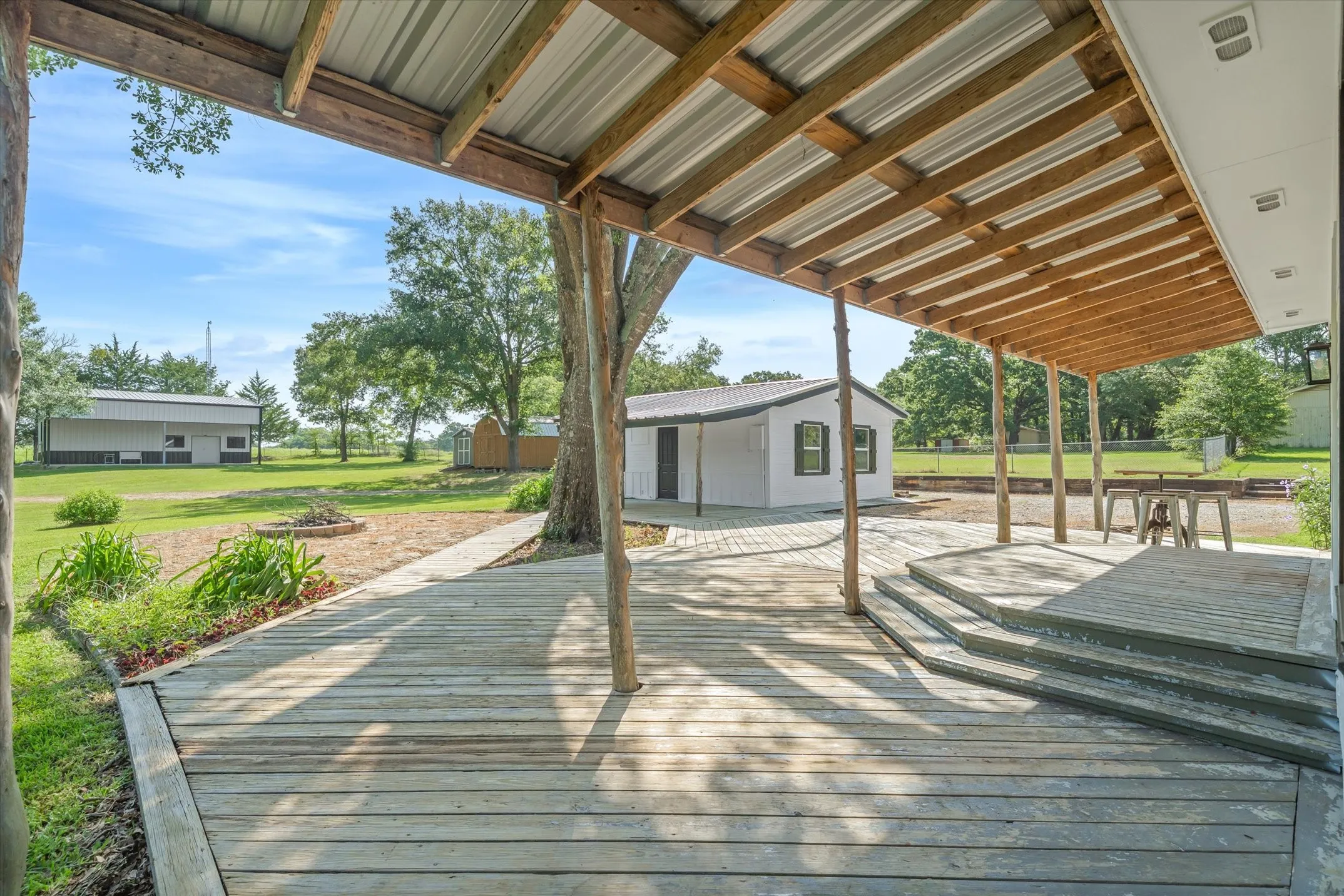 Single Family Residence For Sale in Van Zandt County , 111 VZ County Road 3626, Edgewood, Texas 75117, 3 Bedroom, 1 Bathroom, Garage spaces, 1,444 Sqft, built in 1980, mls#21315154, Real Estate Agent in Edgewood, Homes For Sale in Van Zandt county, Homes For Sale in Edgewood, Realtor in Edgewood Texas, Real Estate Brokerage Independent Realty Texas, Luminita Cordes Realtor