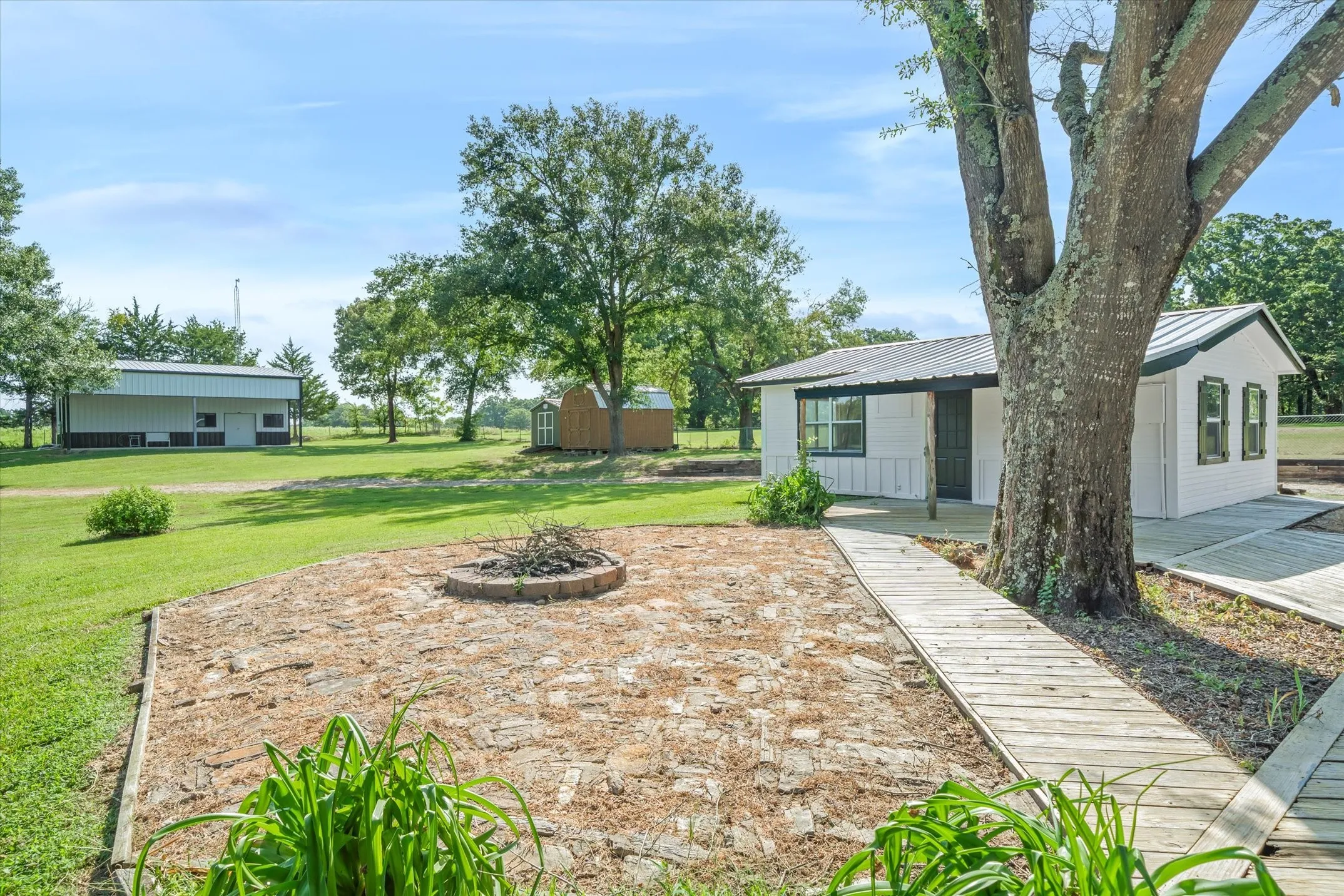 Single Family Residence For Sale in Van Zandt County , 111 VZ County Road 3626, Edgewood, Texas 75117, 3 Bedroom, 1 Bathroom, Garage spaces, 1,444 Sqft, built in 1980, mls#21315154, Real Estate Agent in Edgewood, Homes For Sale in Van Zandt county, Homes For Sale in Edgewood, Realtor in Edgewood Texas, Real Estate Brokerage Independent Realty Texas, Luminita Cordes Realtor