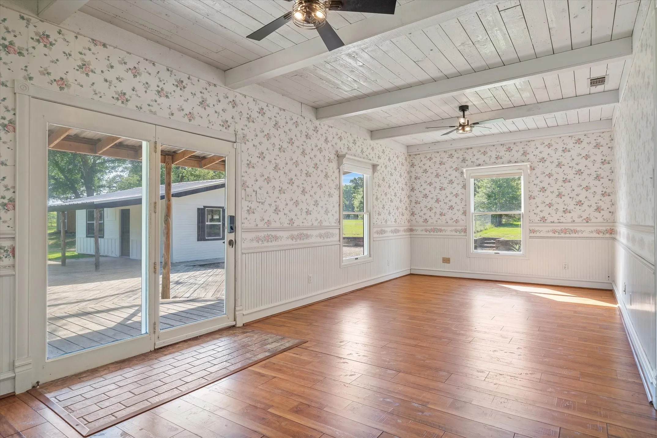 Single Family Residence For Sale in Van Zandt County , 111 VZ County Road 3626, Edgewood, Texas 75117, 3 Bedroom, 1 Bathroom, Garage spaces, 1,444 Sqft, built in 1980, mls#21315154, Real Estate Agent in Edgewood, Homes For Sale in Van Zandt county, Homes For Sale in Edgewood, Realtor in Edgewood Texas, Real Estate Brokerage Independent Realty Texas, Luminita Cordes Realtor