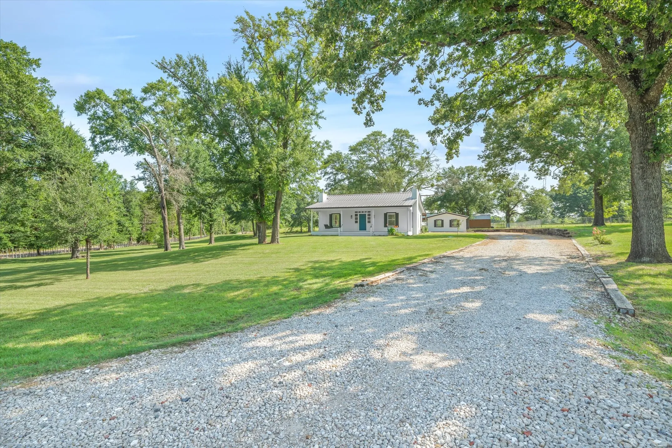 Single Family Residence For Sale in Van Zandt County , 111 VZ County Road 3626, Edgewood, Texas 75117, 3 Bedroom, 1 Bathroom, Garage spaces, 1,444 Sqft, built in 1980, mls#21315154, Real Estate Agent in Edgewood, Homes For Sale in Van Zandt county, Homes For Sale in Edgewood, Realtor in Edgewood Texas, Real Estate Brokerage Independent Realty Texas, Luminita Cordes Realtor