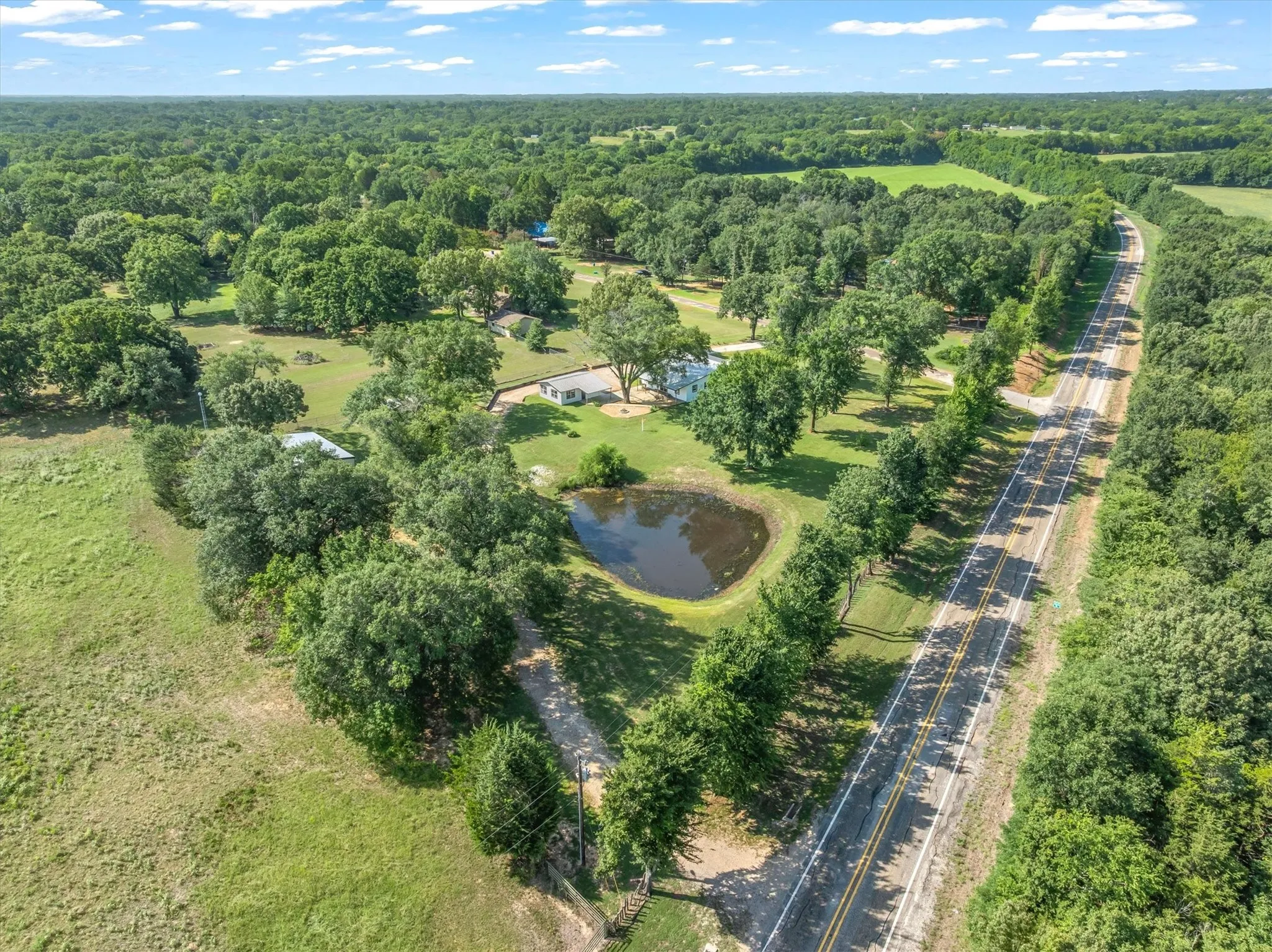 Single Family Residence For Sale in Van Zandt County , 111 VZ County Road 3626, Edgewood, Texas 75117, 3 Bedroom, 1 Bathroom, Garage spaces, 1,444 Sqft, built in 1980, mls#21315154, Real Estate Agent in Edgewood, Homes For Sale in Van Zandt county, Homes For Sale in Edgewood, Realtor in Edgewood Texas, Real Estate Brokerage Independent Realty Texas, Luminita Cordes Realtor